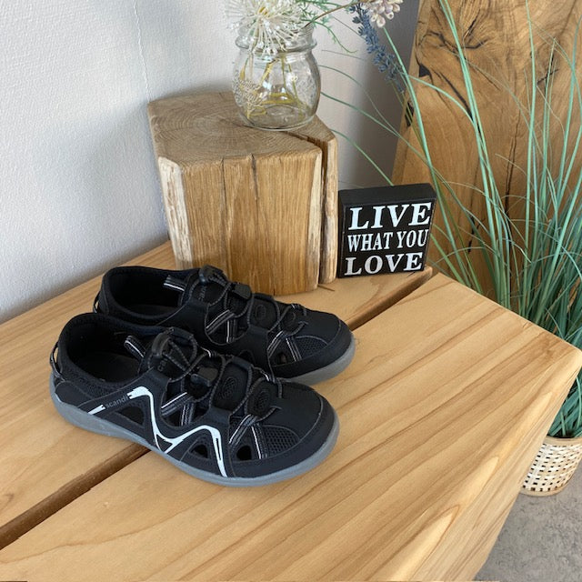 Stängd trekkingsandal i svart – Komfort och funktion i en diskret stil