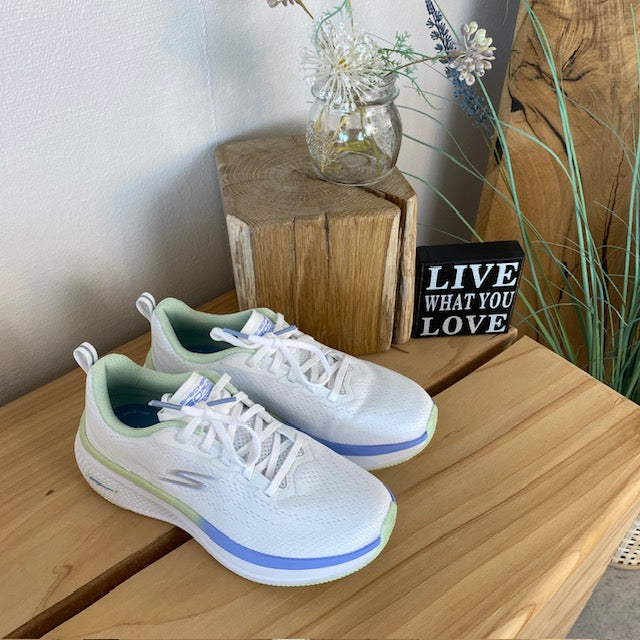 Vita Skechers GoRun-skor med fina detaljer