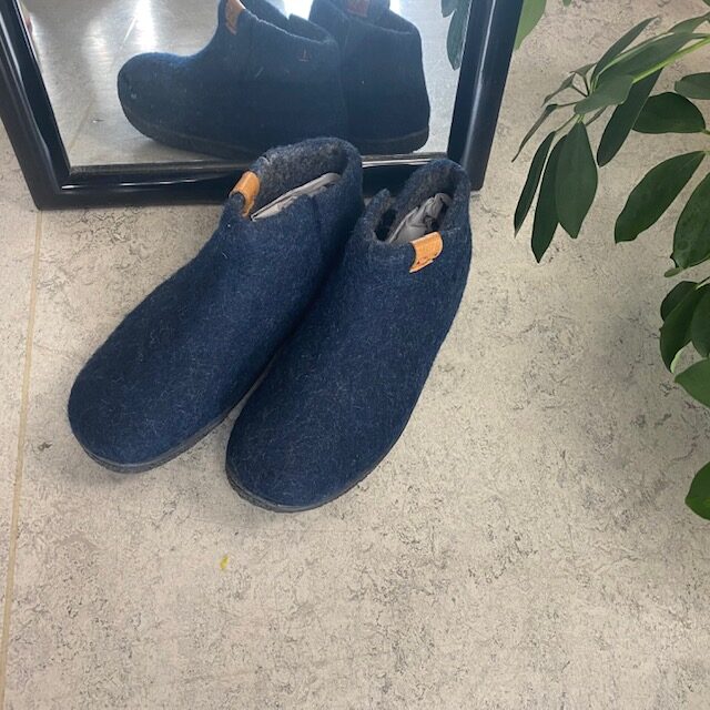 Höga blå ulltofflor med halksäkra sulor från Green Comfort