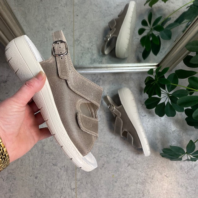 Bred ortopedisk sandal i beige med kardborre, fotvalvsstöd och extra plats för knölar