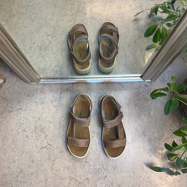 Brun skinnsandal med tre justerbara remmar och hålfotsstöd