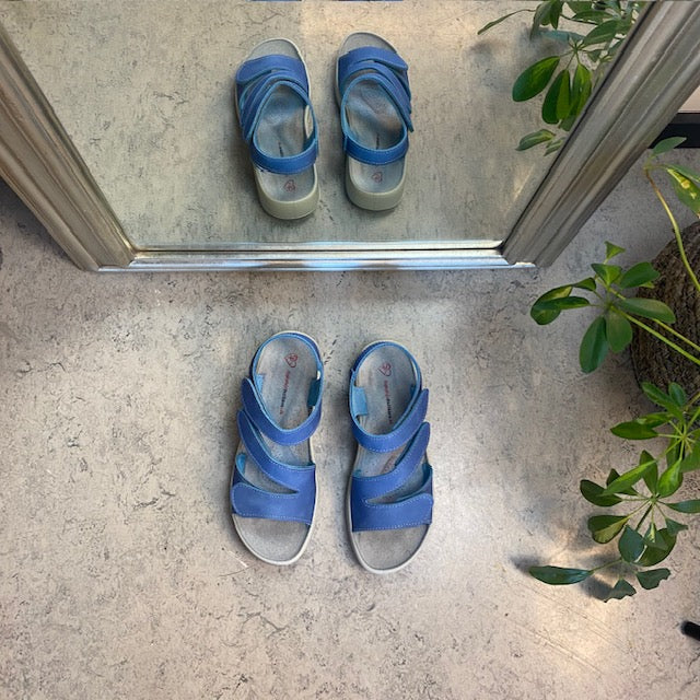 Elegant blå skinnsandal med justerbara remmar