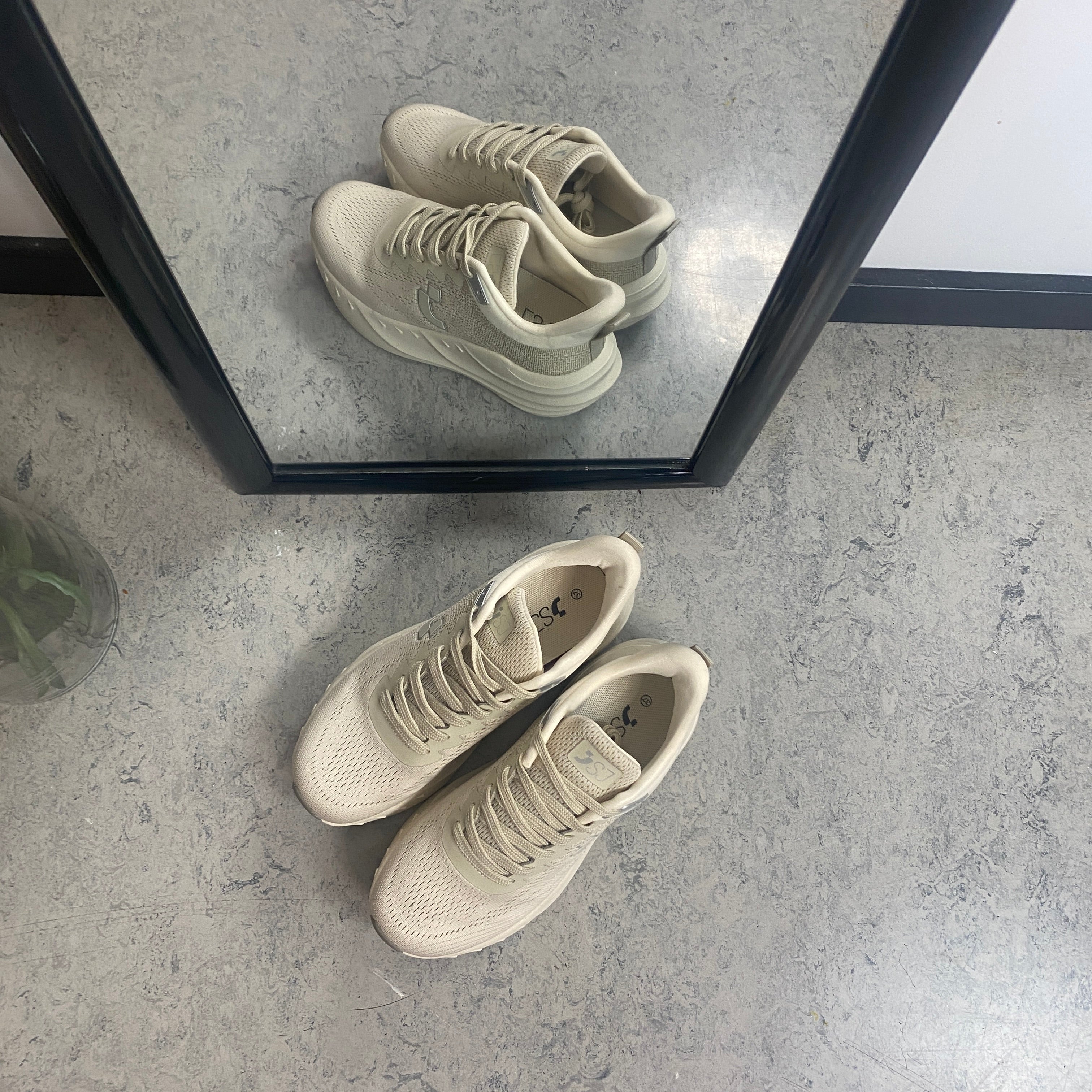 Beige sko med rullad sula – SSKbutiken.se
