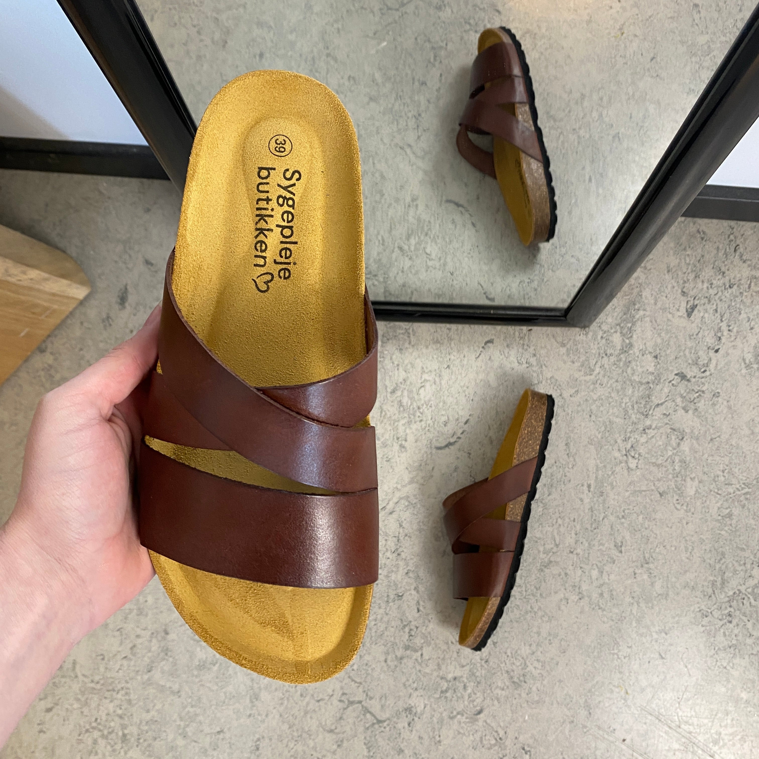 Slip-on sandal i brunt läder med korsremmar – komfort & stöd | SSKbutiken.se