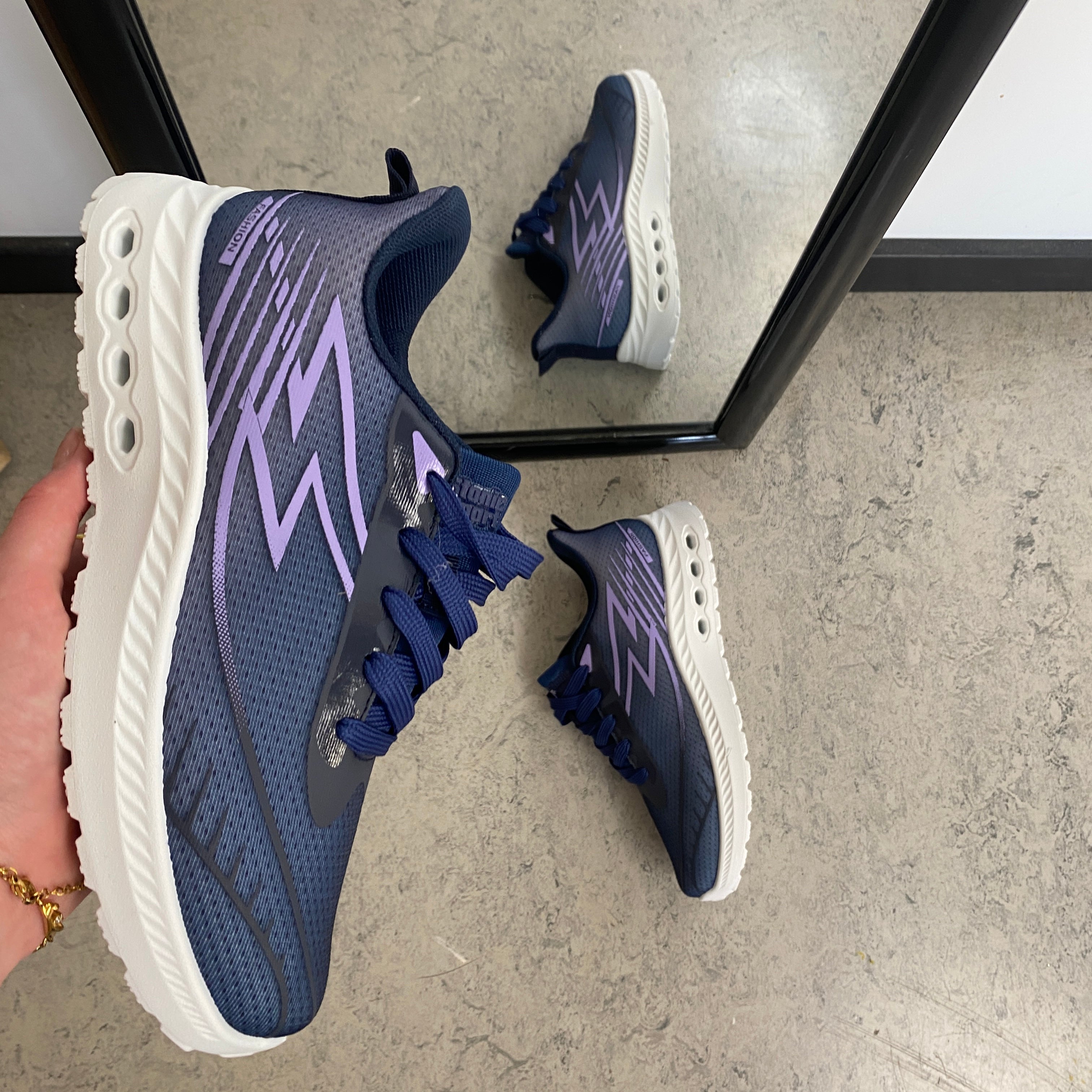 Blå lätta sneakers i mesh med stötdämpande sula