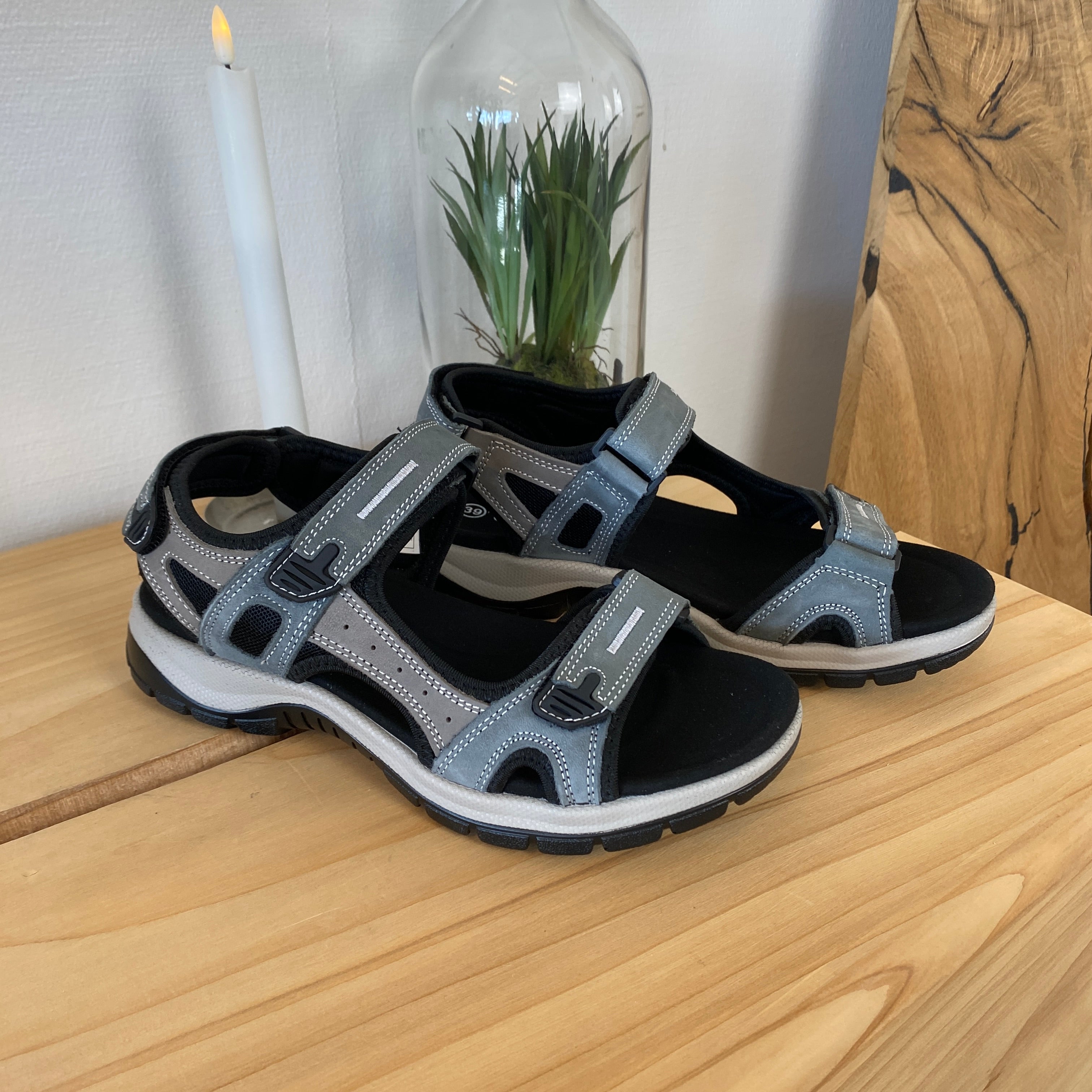 Robust sandal med justerbar passform i gråblå