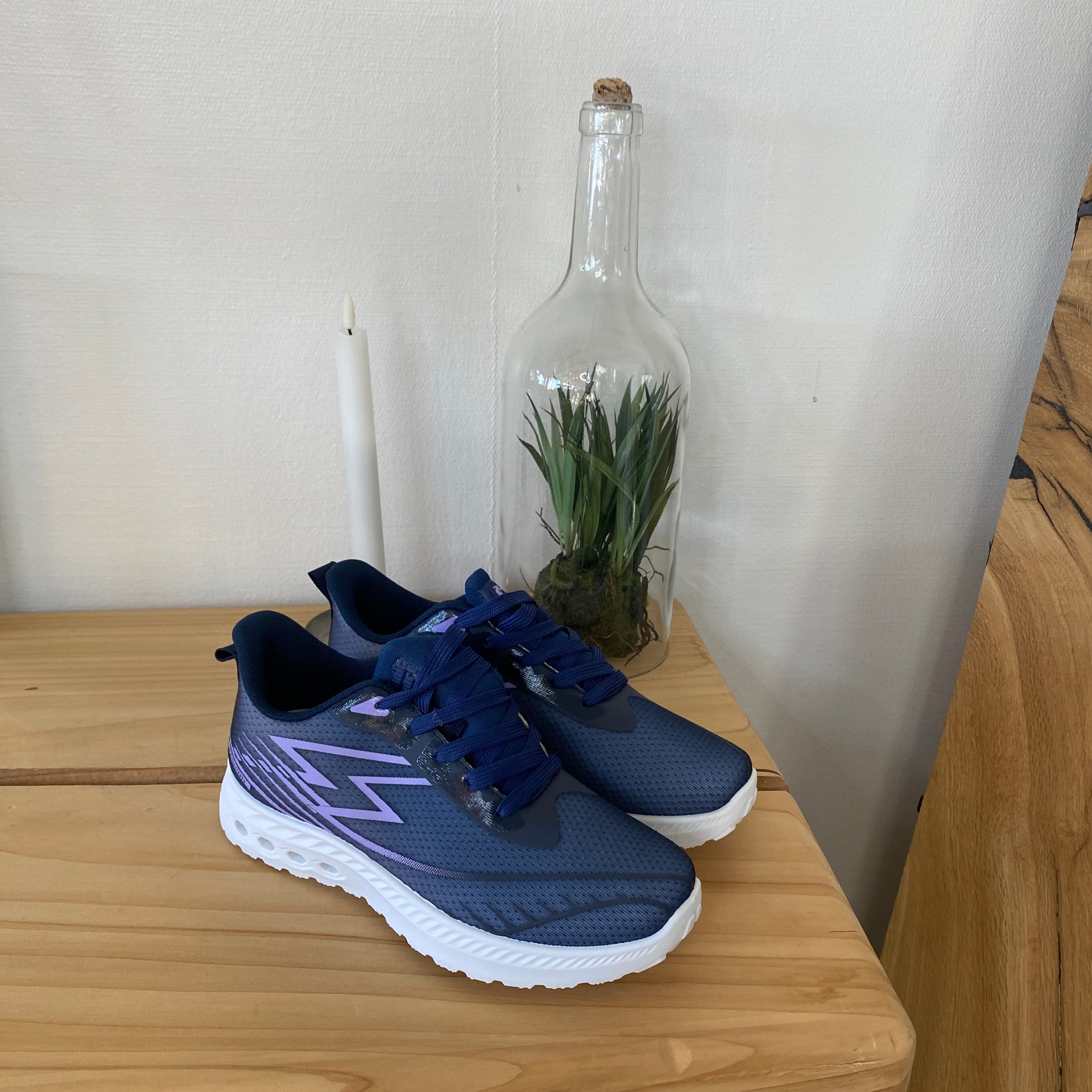 Blå lätta sneakers i mesh med stötdämpande sula