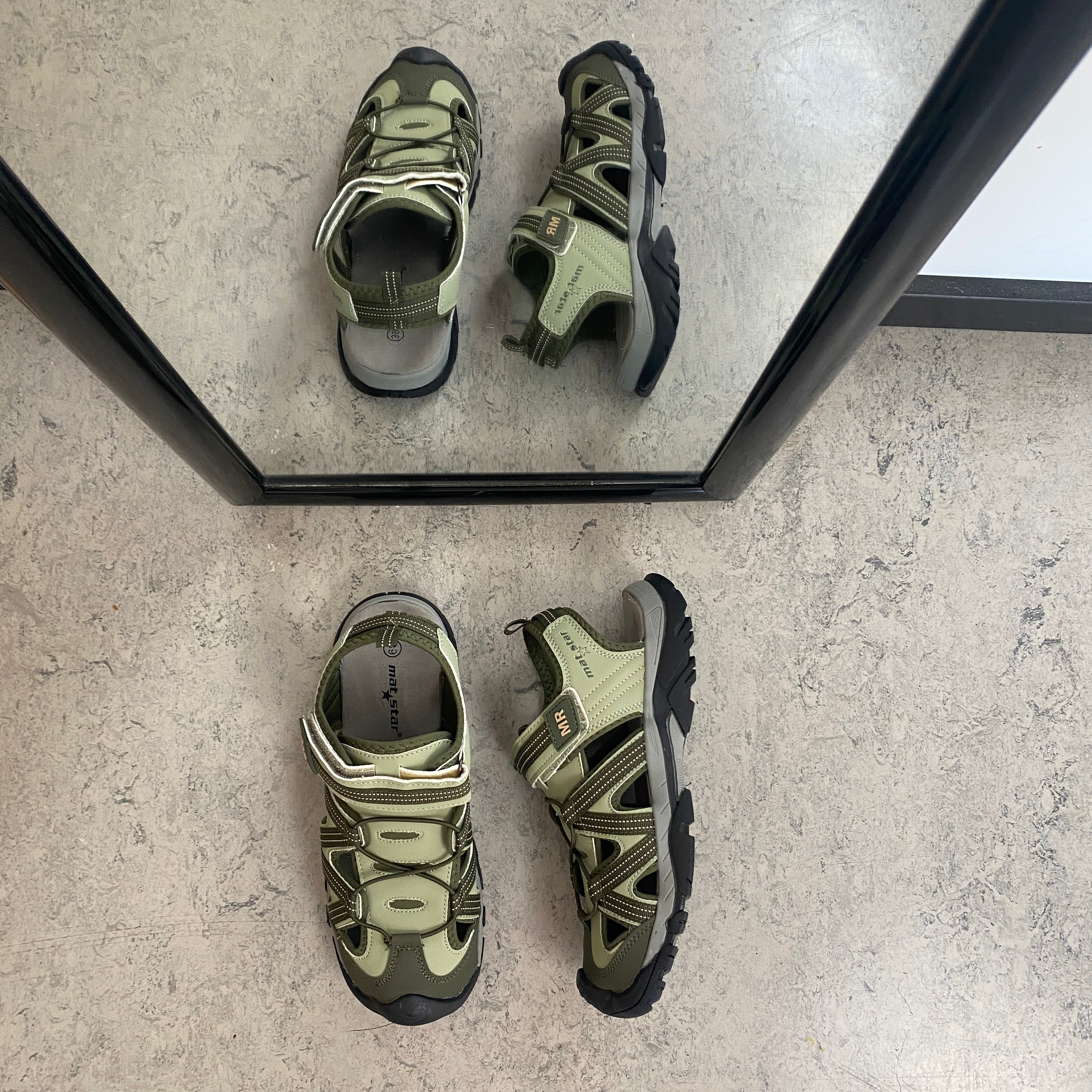 Robust vandringssandal i khaki med bra stöd