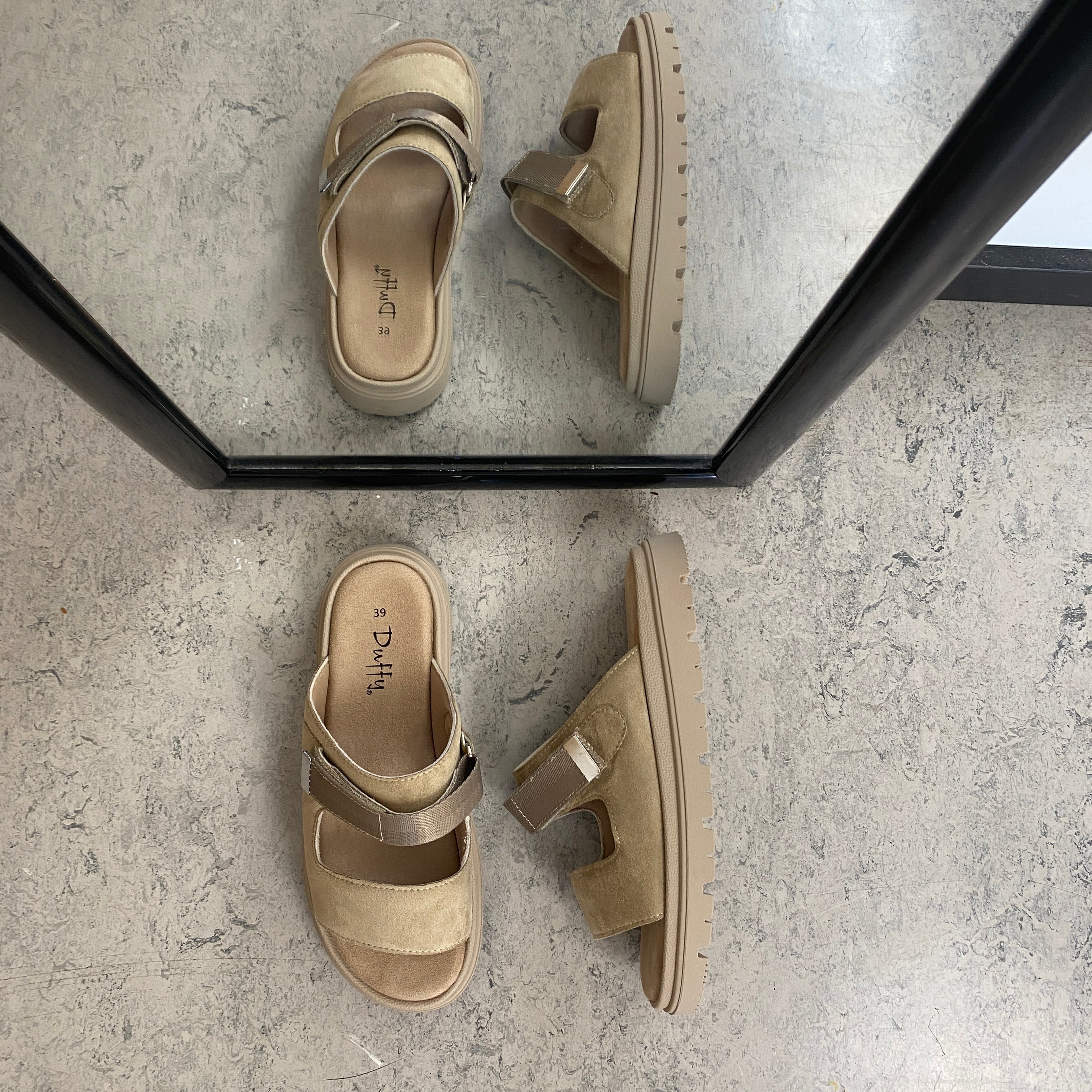 Beige sandal med justerbar rem och mjuk komfort
