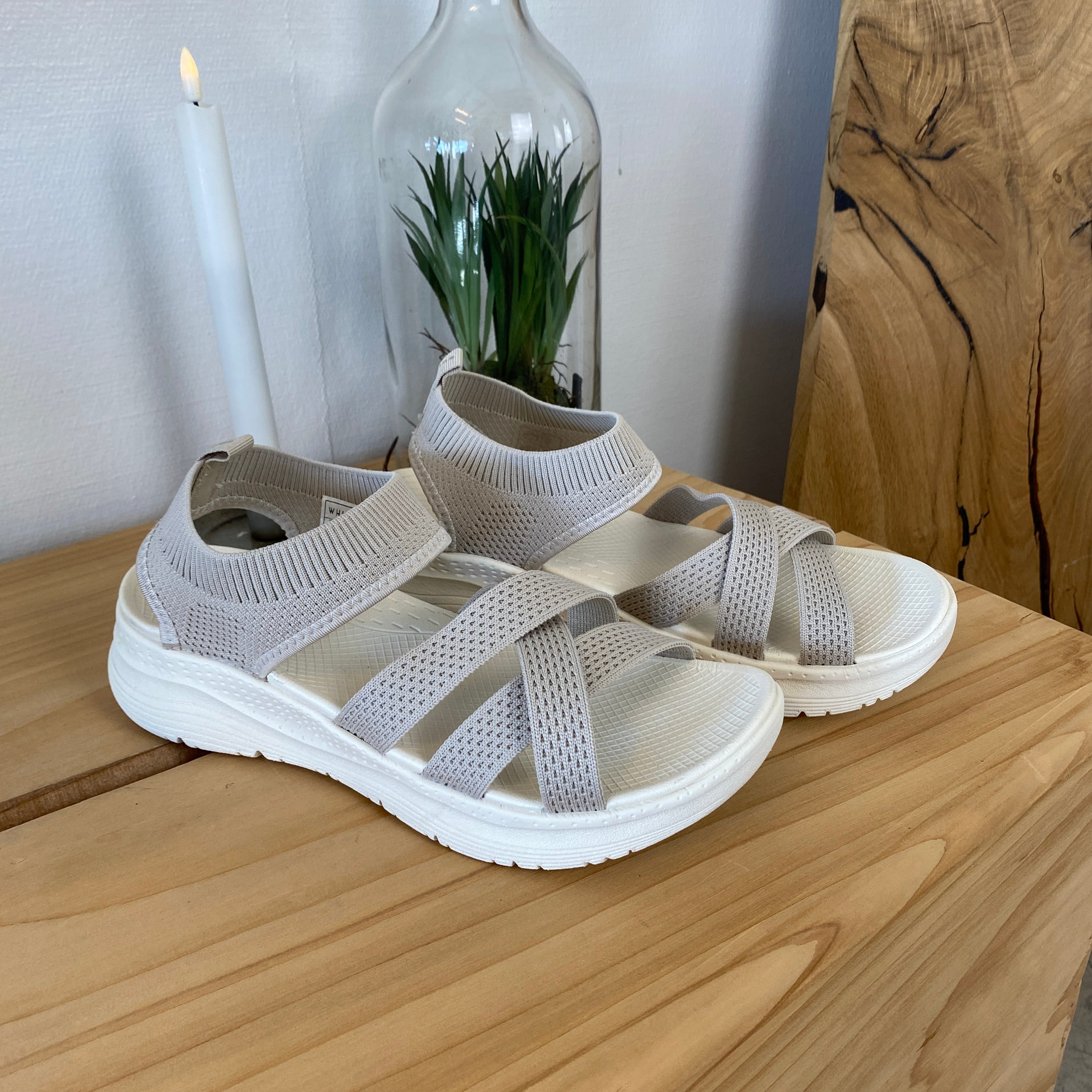 Whistler sandal i beige med elastisk passform och god stötdämpning