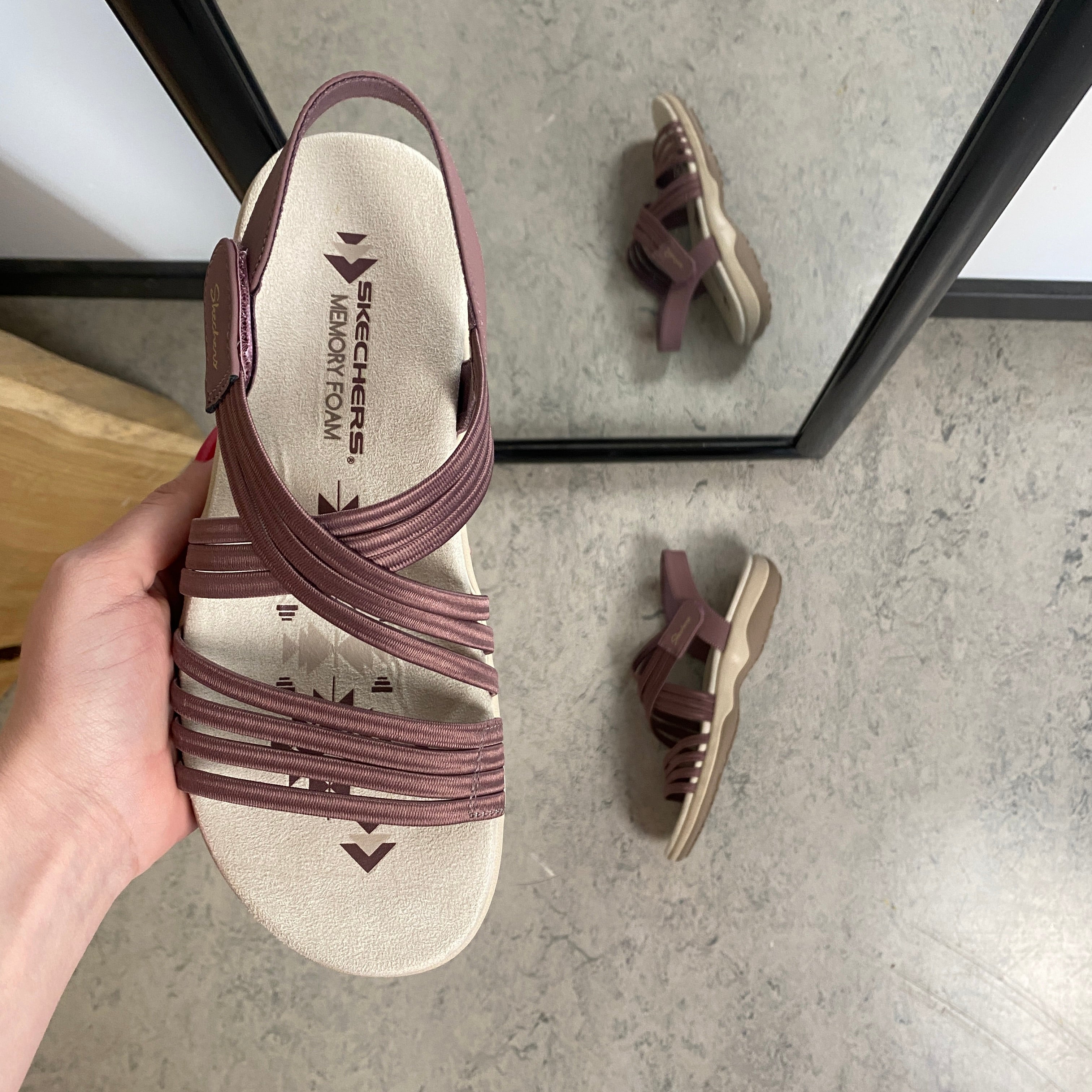 Skechers sandaler med elastiska remmar – lätt, flexibel & tvättbar