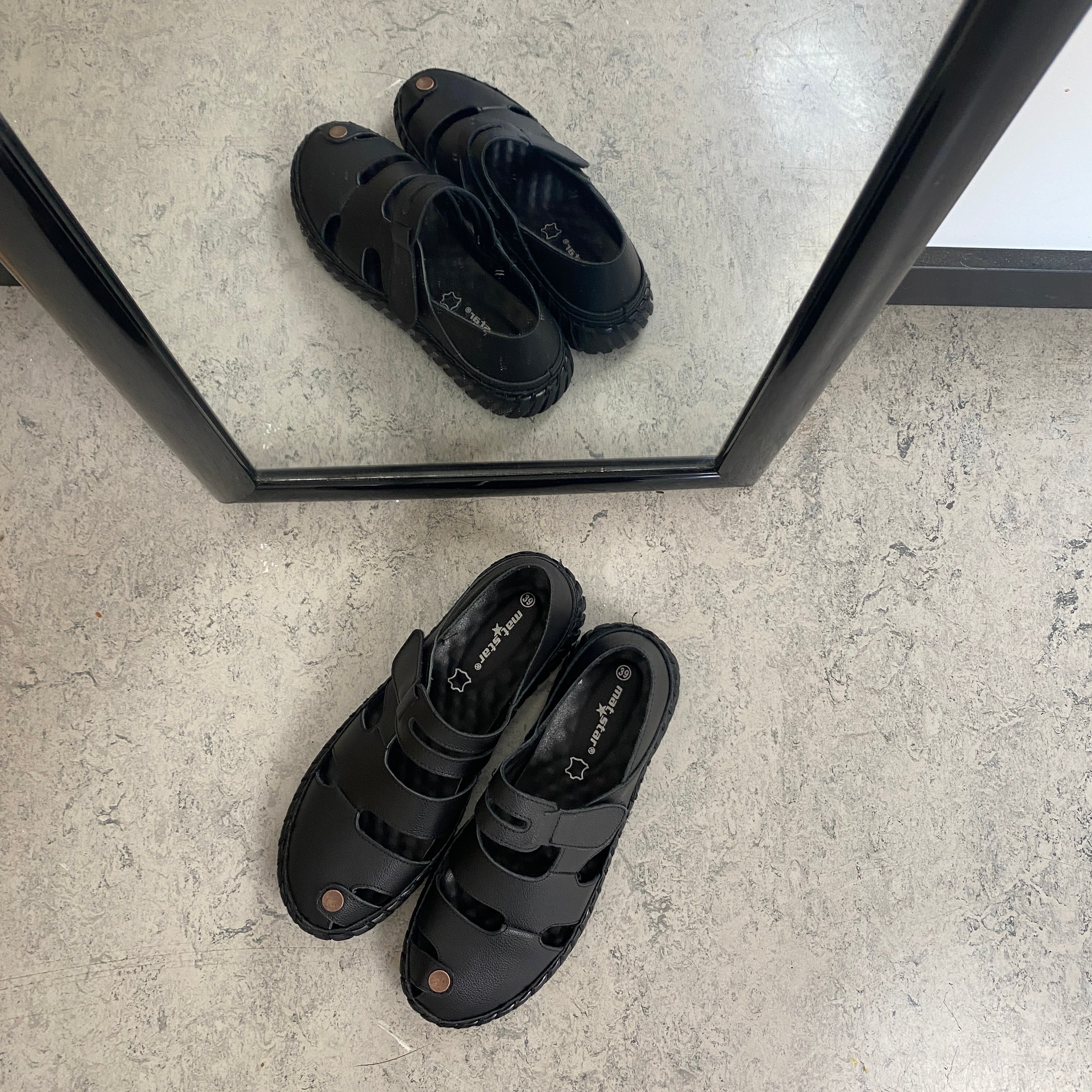 Svart komfortsandal med stängd tå och flexibel sula