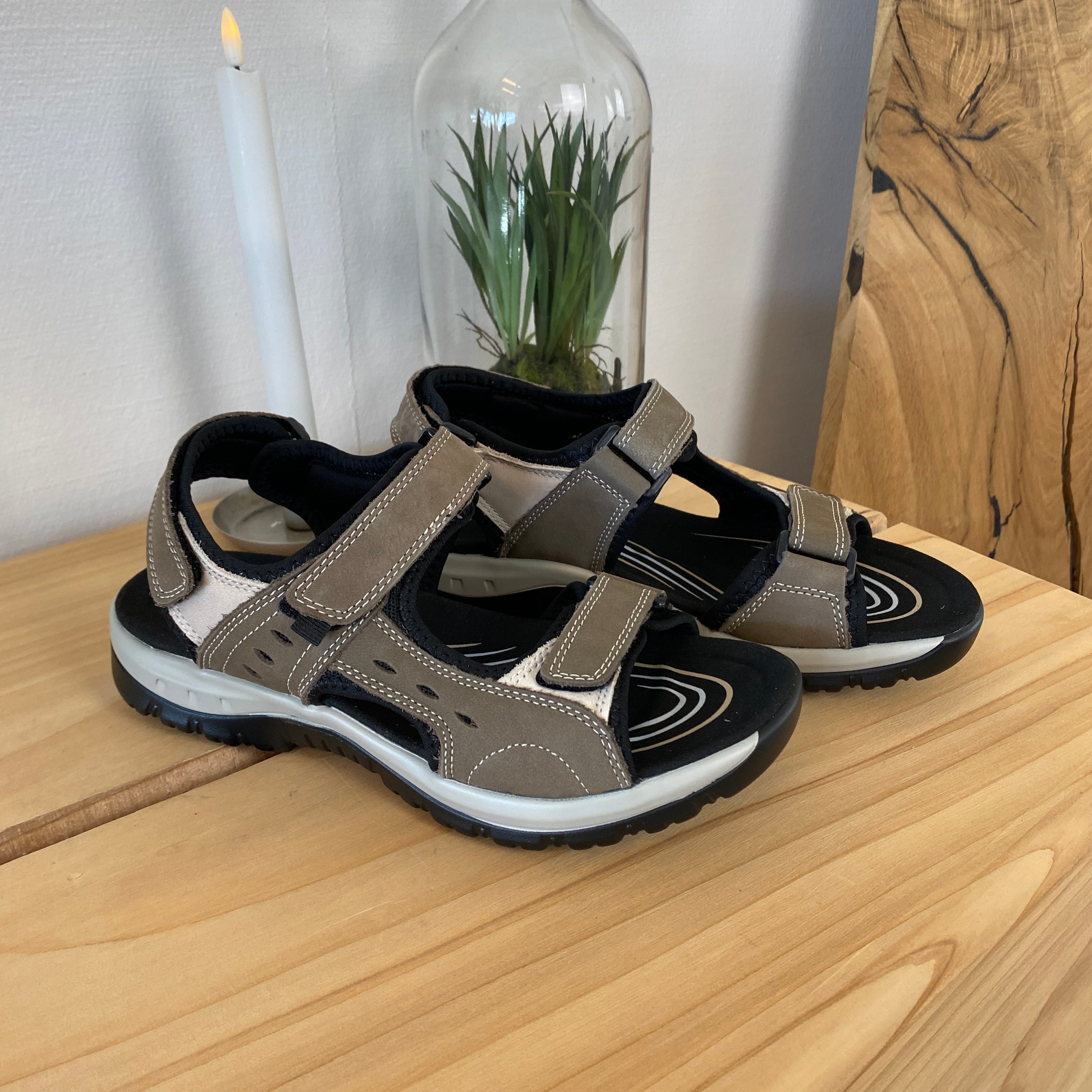 Robust sandal med justerbar passform i brun