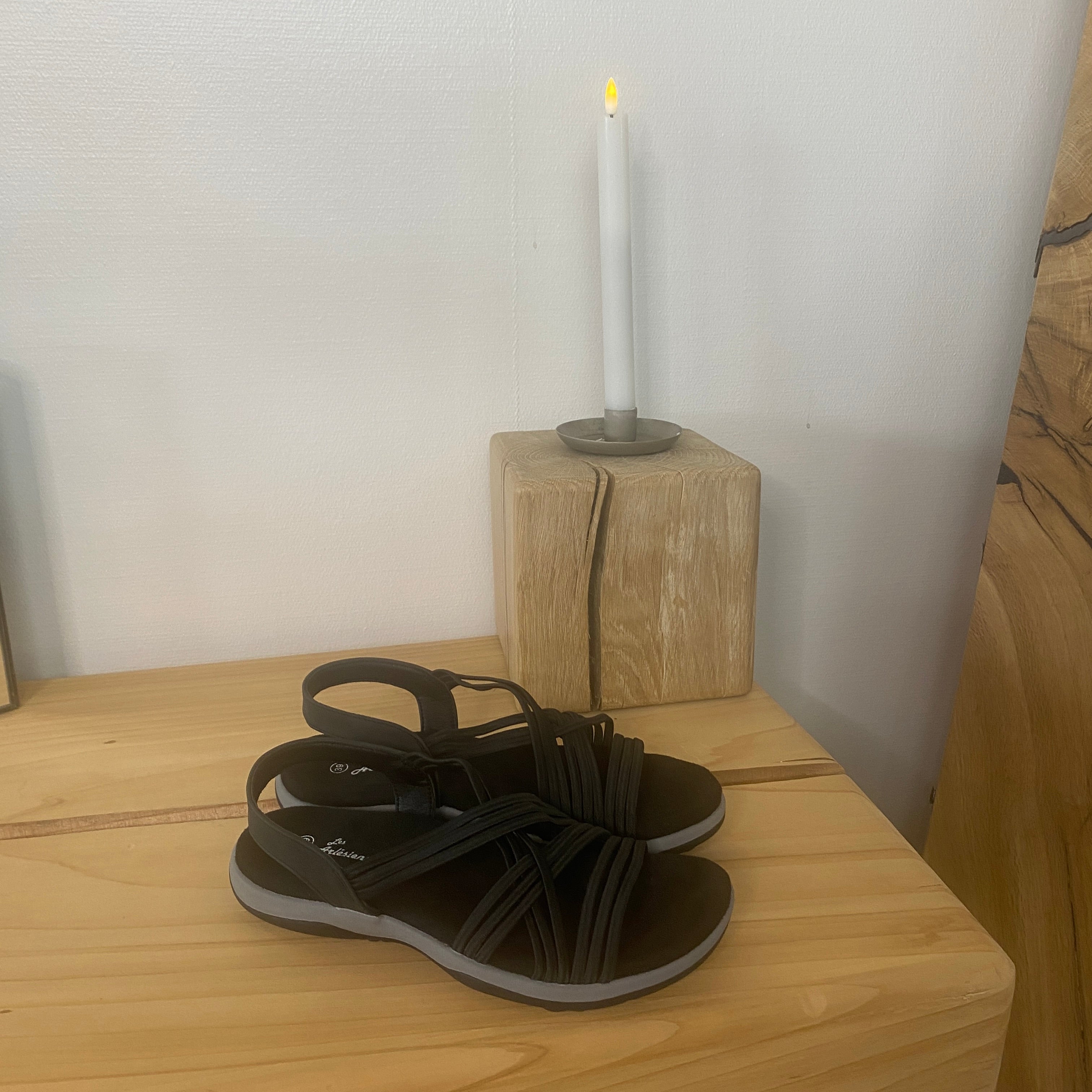 Svart sandal med elastiska remmar – klassisk modell med mjuk skumsula