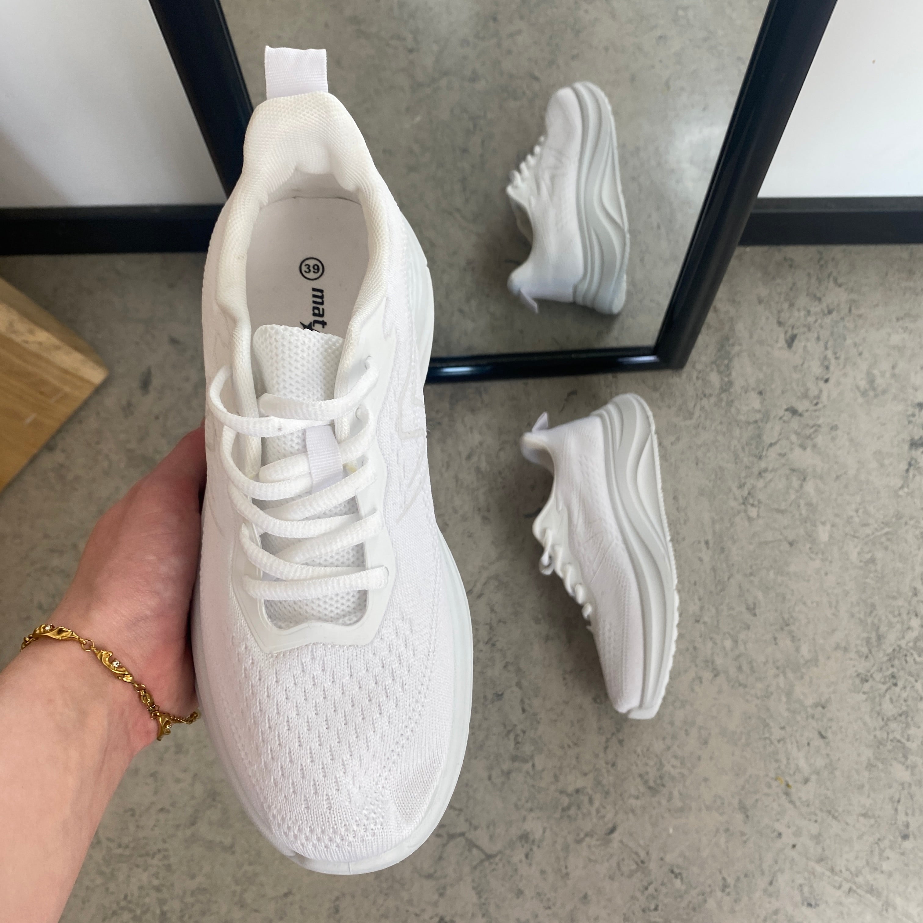 Vit lättvikts-sneaker med stötabsorbering och ventilerande mesh