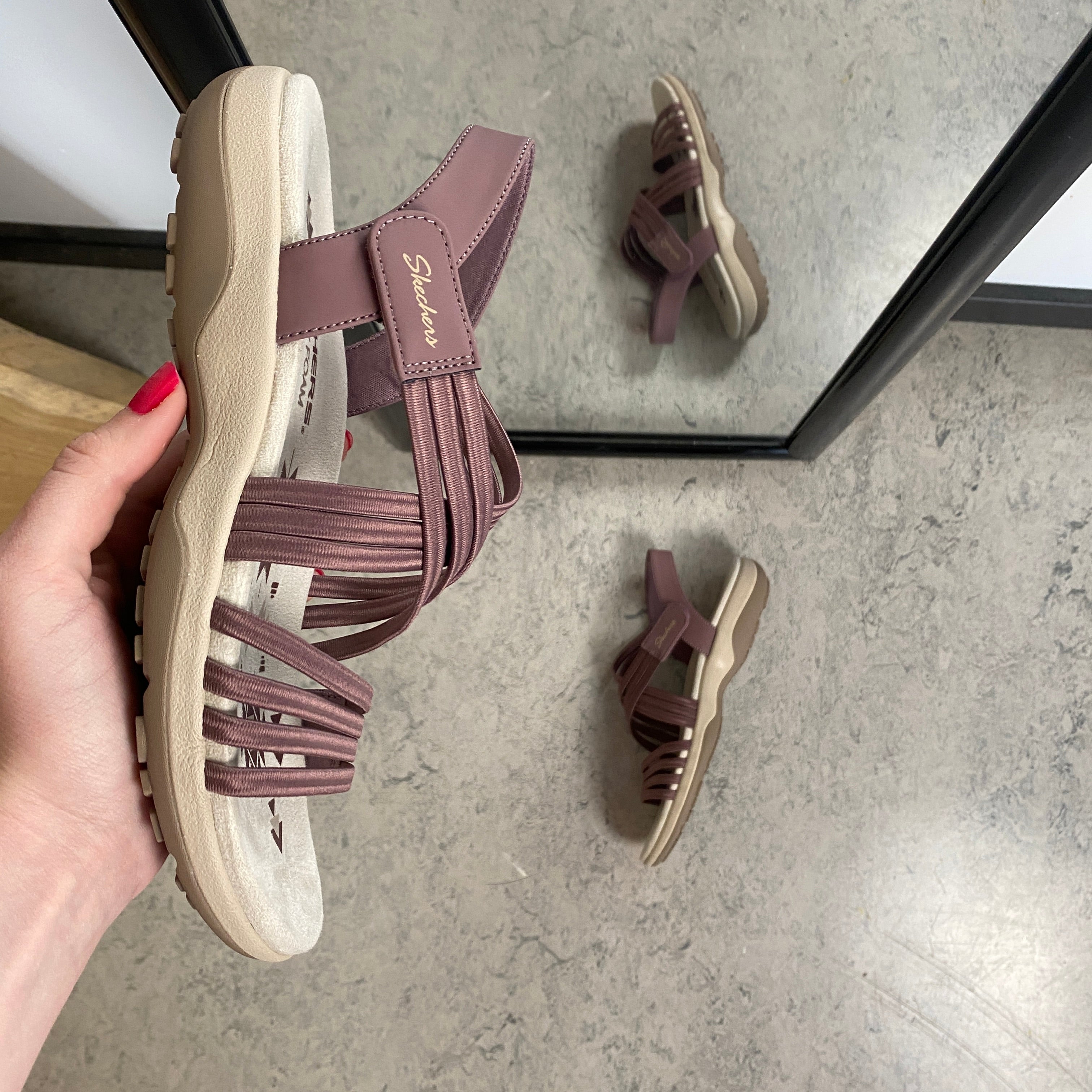 Skechers sandaler med elastiska remmar – lätt, flexibel & tvättbar