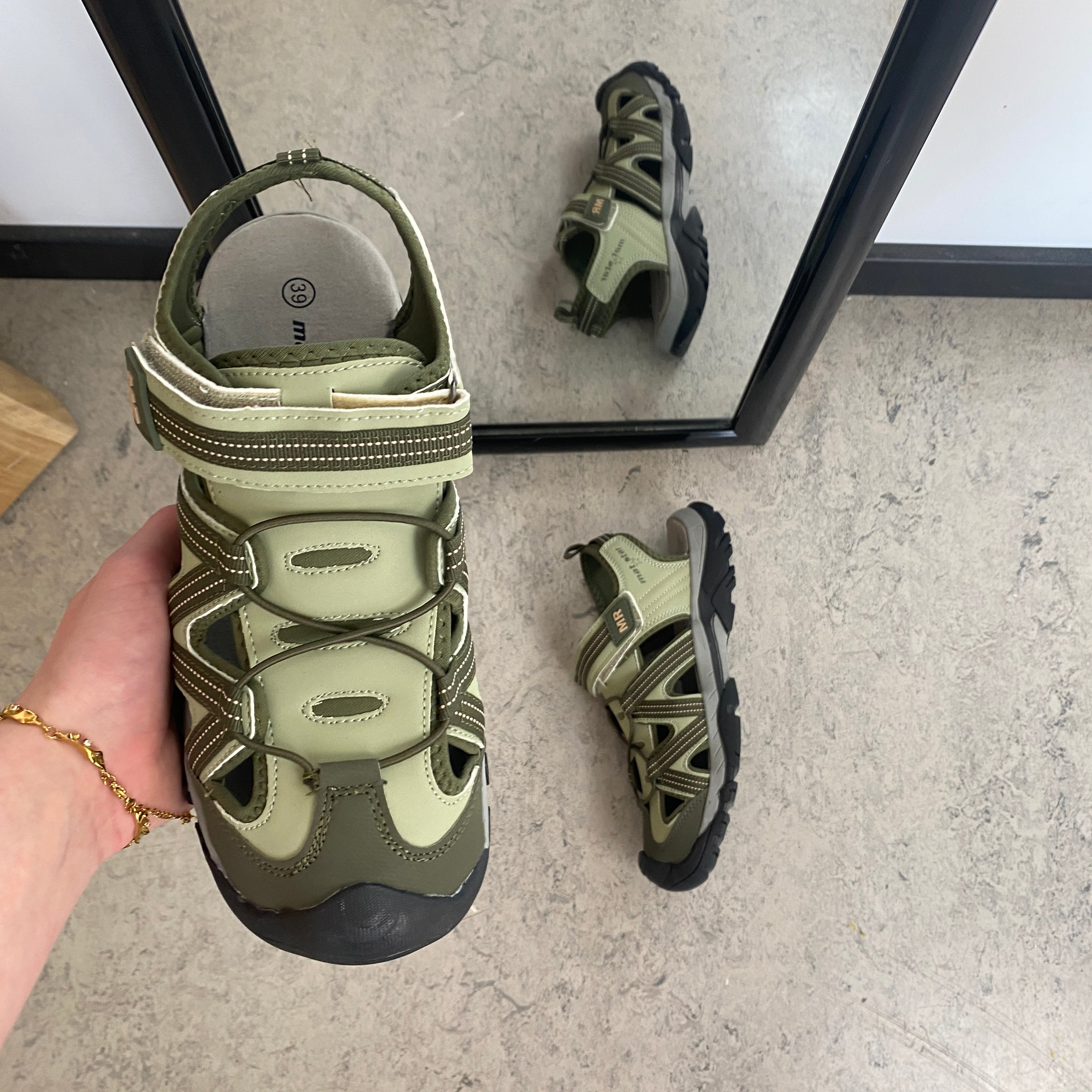 Robust vandringssandal i khaki med bra stöd