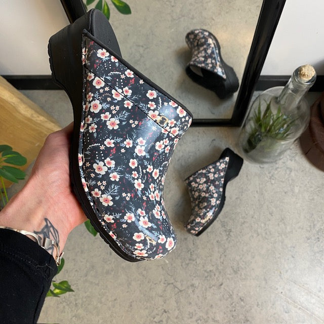 Sanita toffelträskor med svartvitt blommönster