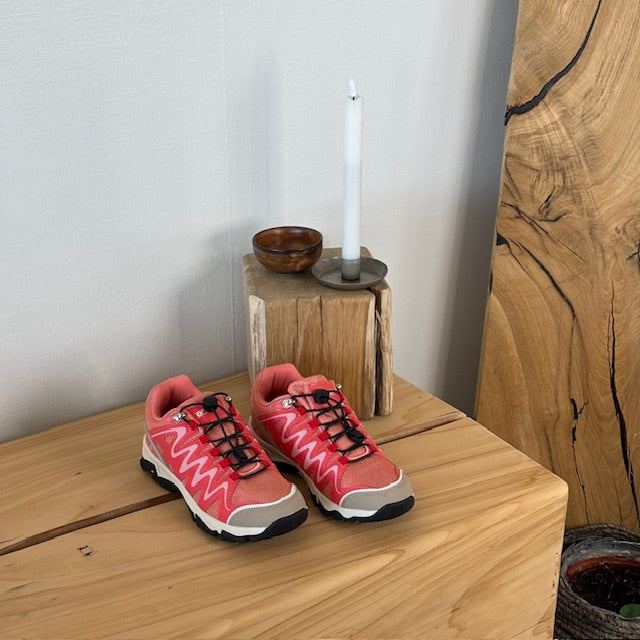Flexibla laxrosa sneakers med elastisk snörning