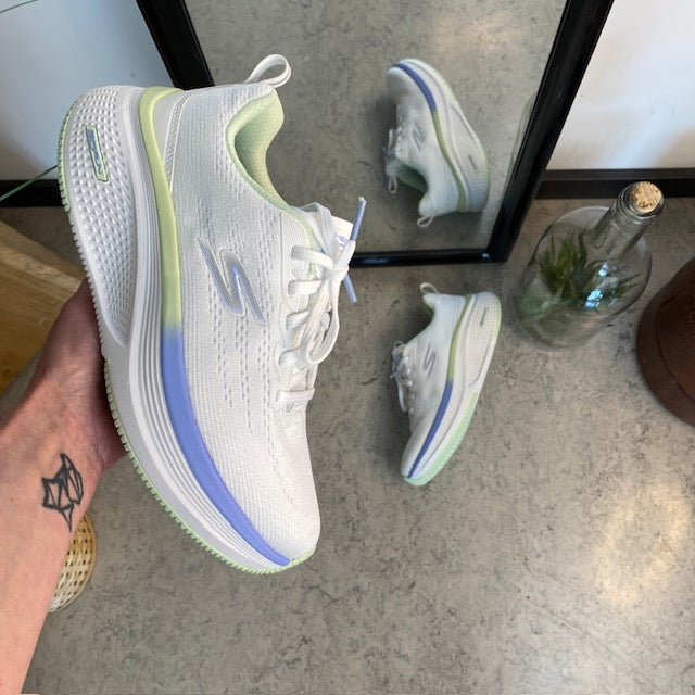 Vita Skechers GoRun-skor med fina detaljer