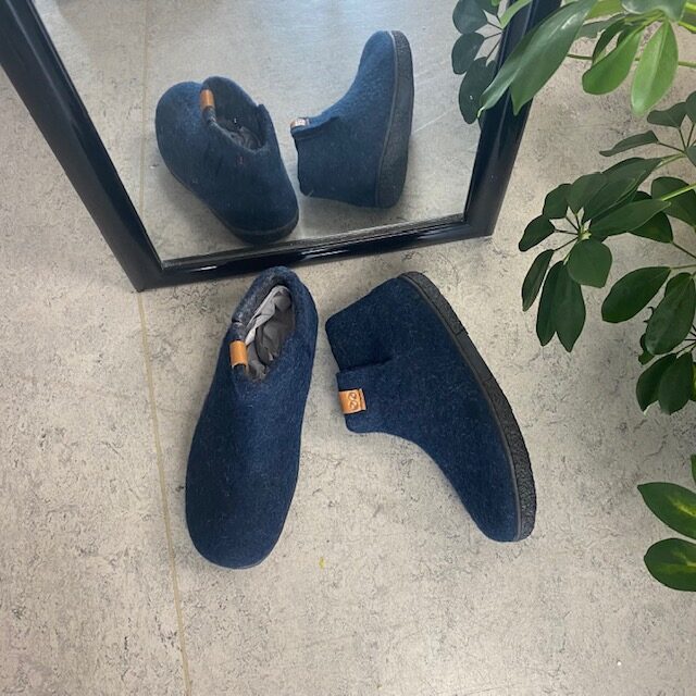 Höga blå ulltofflor med halksäkra sulor från Green Comfort