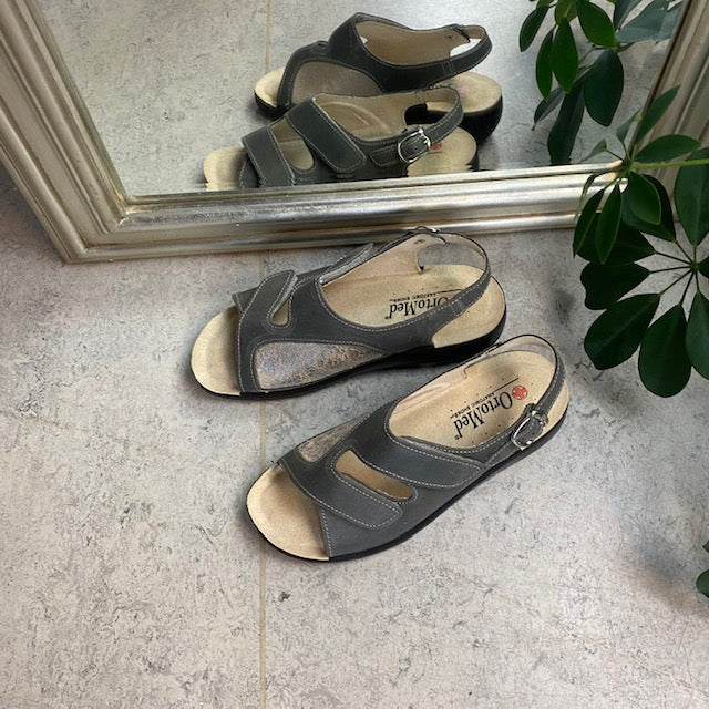 Grå bred skinnsandal för knölar