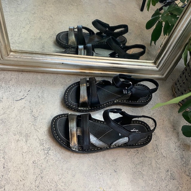 Svart skinnsandal med tre remmar och metallicdetaljer från Relaxshoe