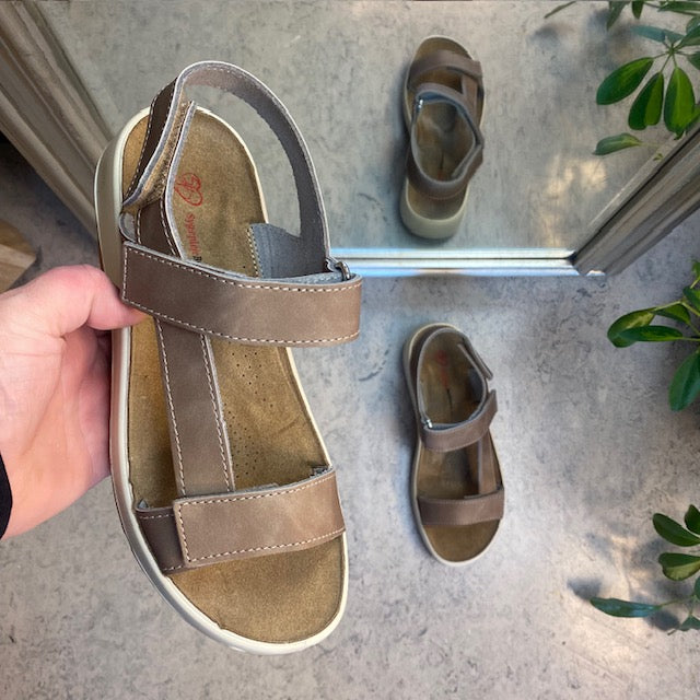 Brun skinnsandal med tre justerbara remmar och hålfotsstöd