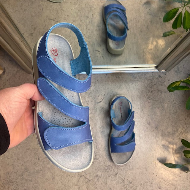 Elegant blå skinnsandal med justerbara remmar