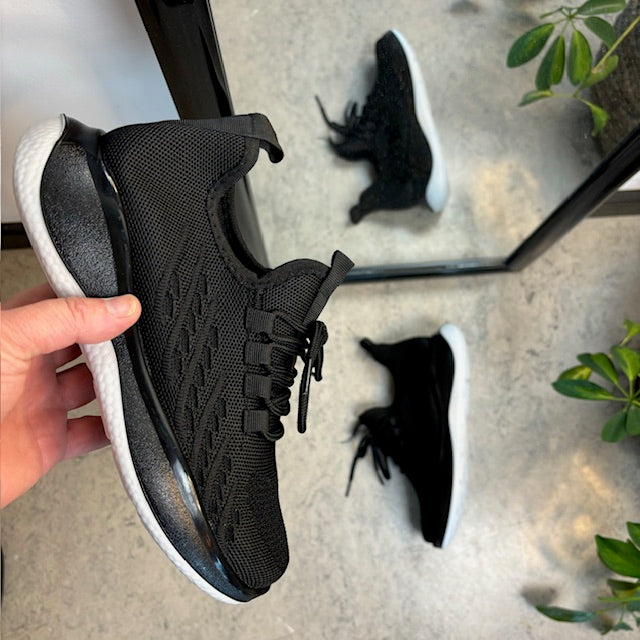 Svarta stickade slip-on-skor med fast kant vid öppningen