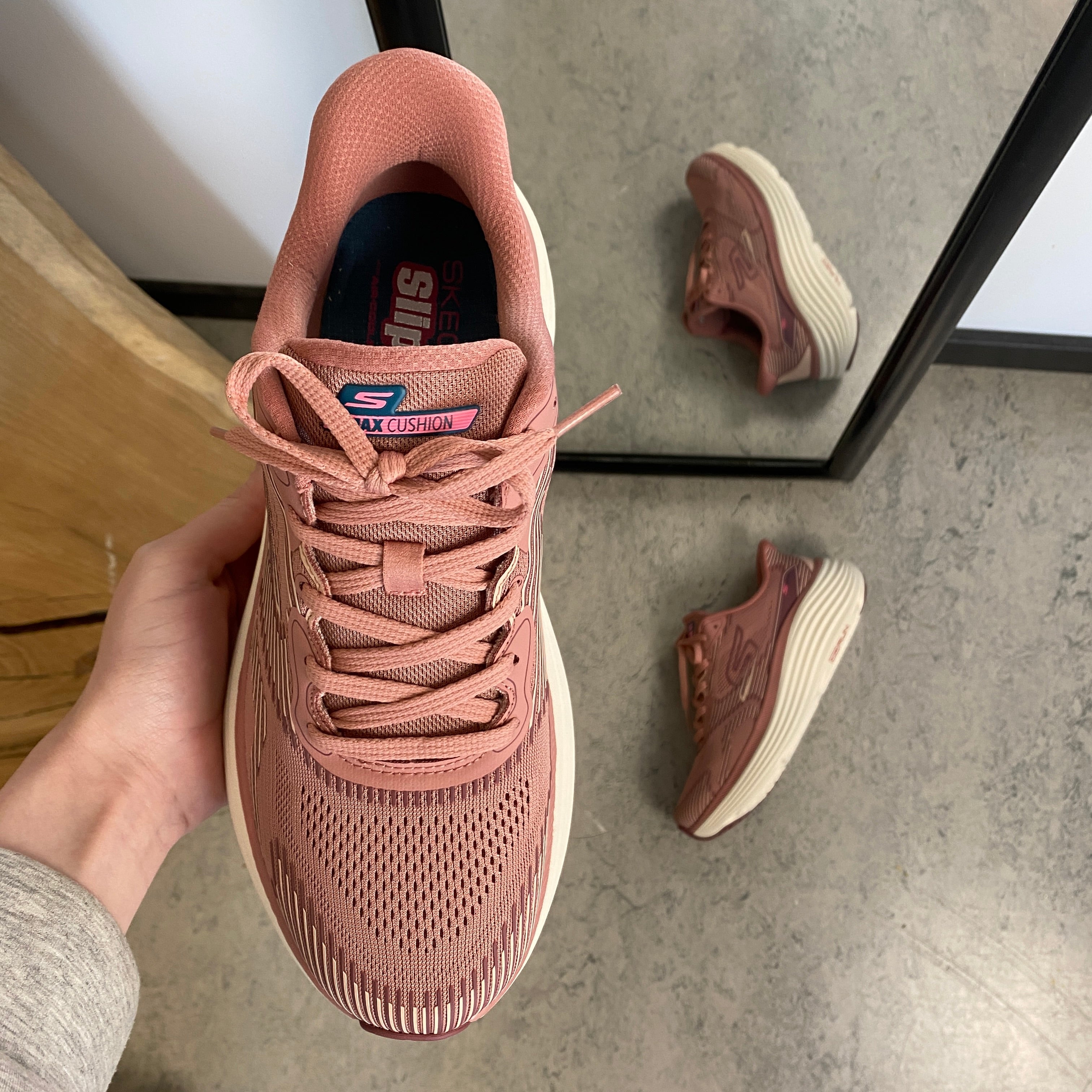 Skechers Max Cushioning Rosa slip-on sneaker med maximal stötdämpning