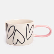Mugg med handritade hjärtan och rosa handtag – romantisk och modern design
