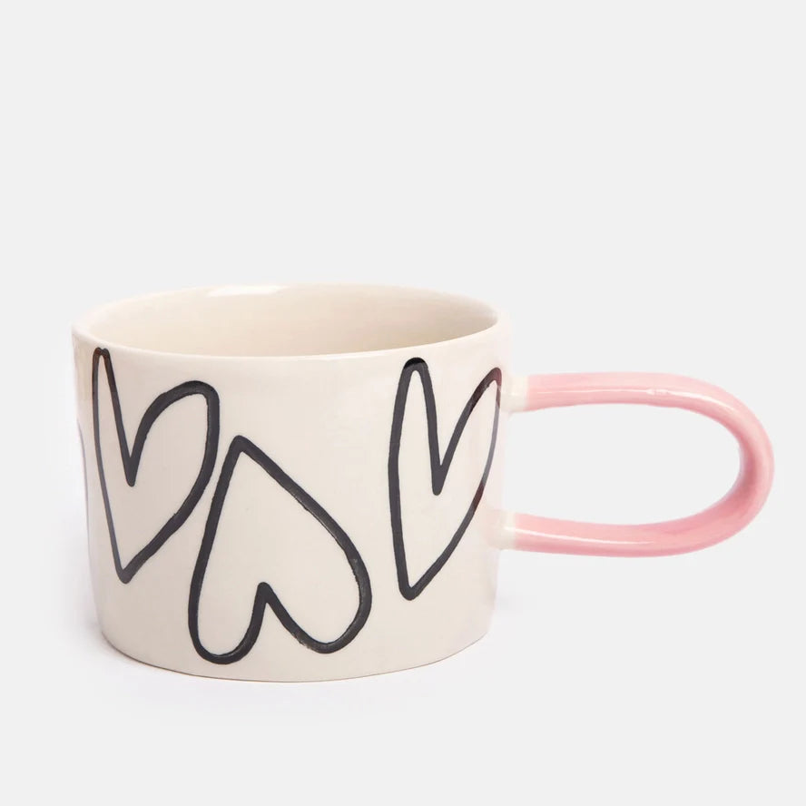Mugg med handritade hjärtan och rosa handtag – romantisk och modern design