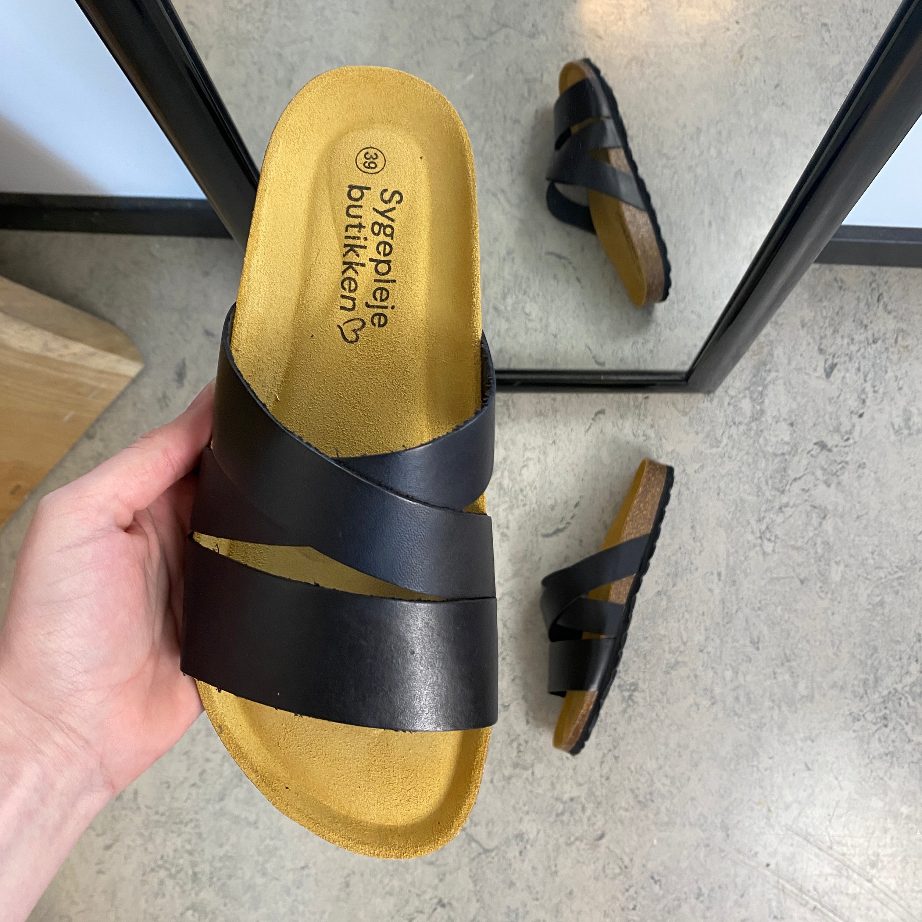 Slip-on sandal i svart slätt läder med korsremmar – komfort & stöd | SSKbutiken.se