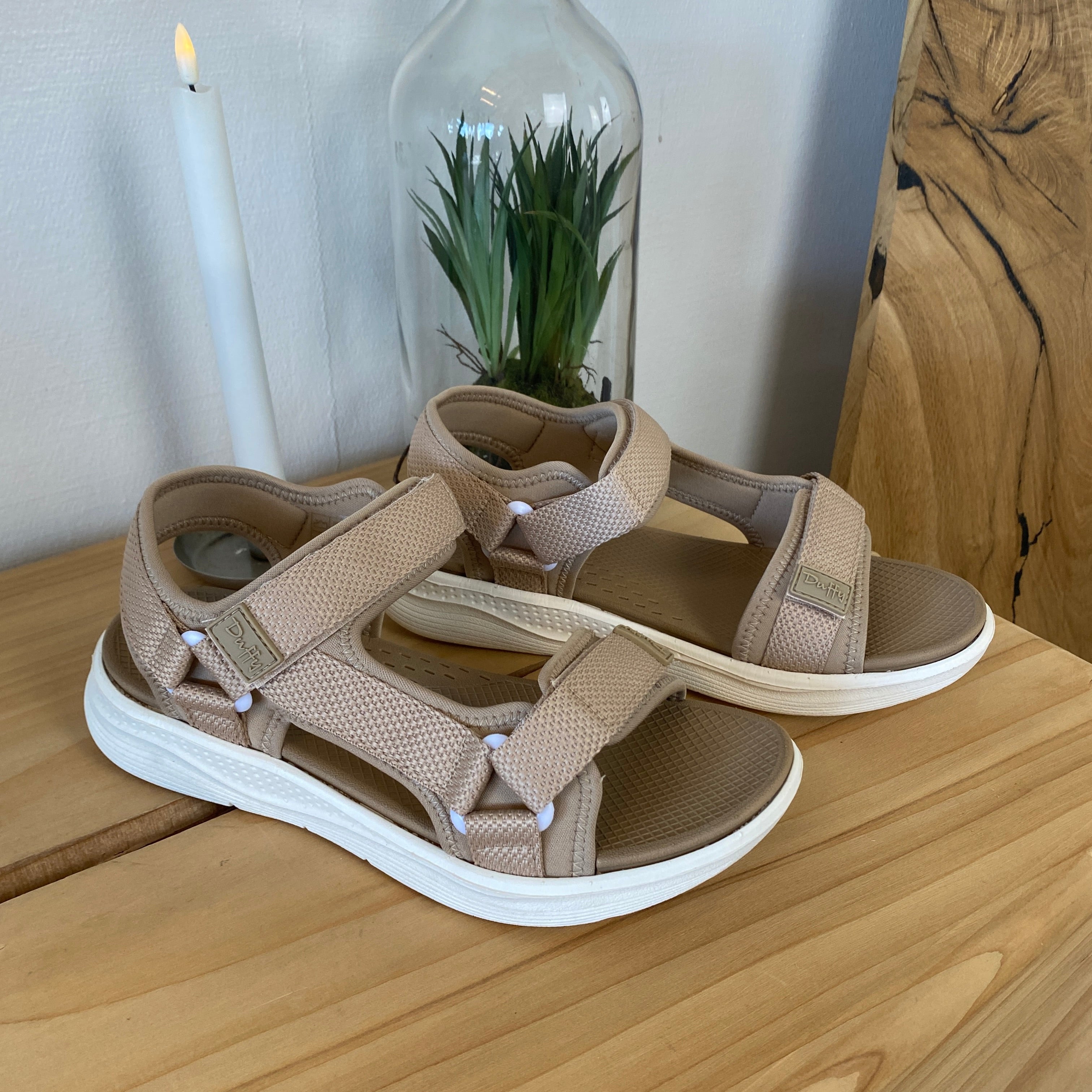 Taupe bekväm sandal med justerbara remmar & lätt stötdämpning