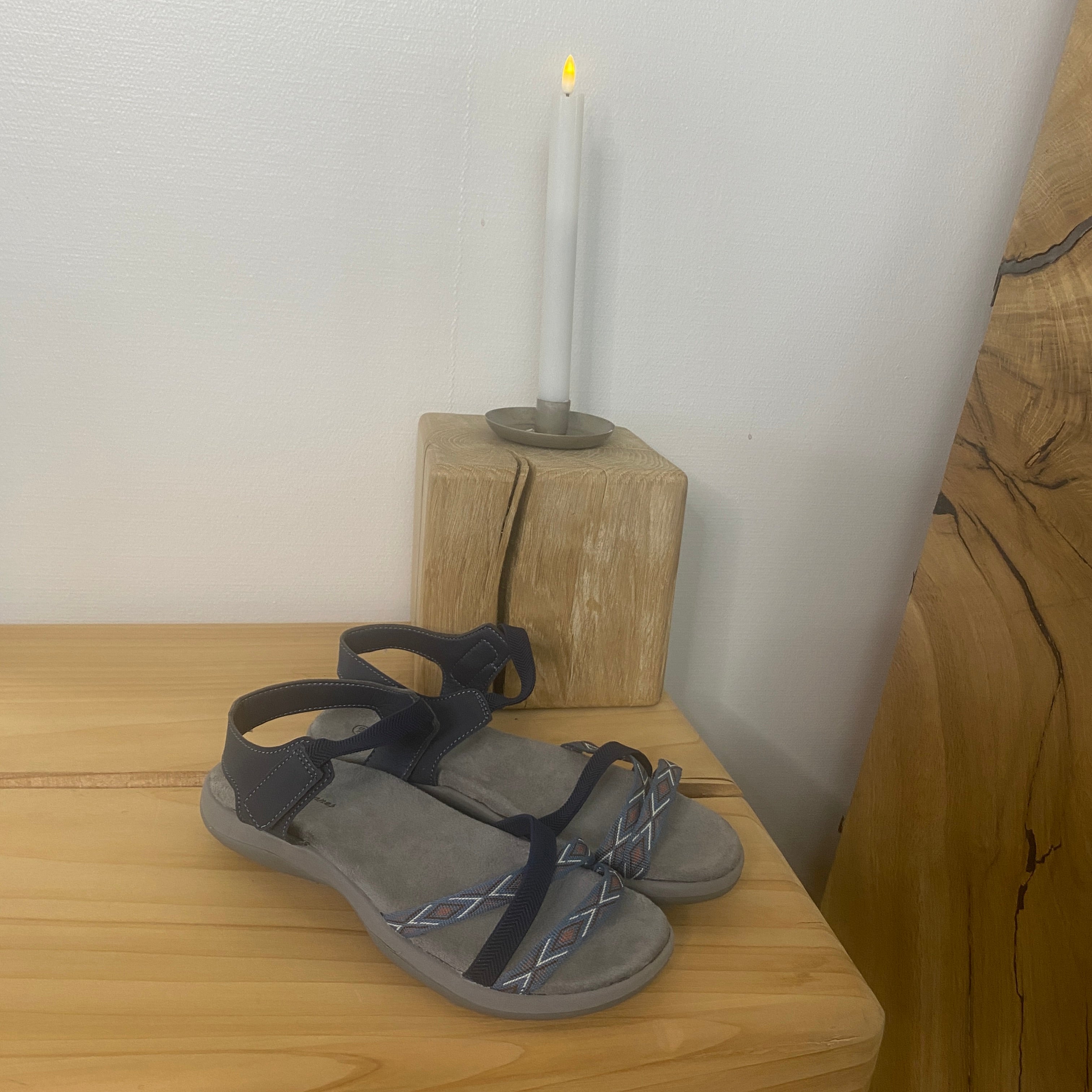Marinblå sandal med elastiska remmar & kardborre – lugn & maritim stil