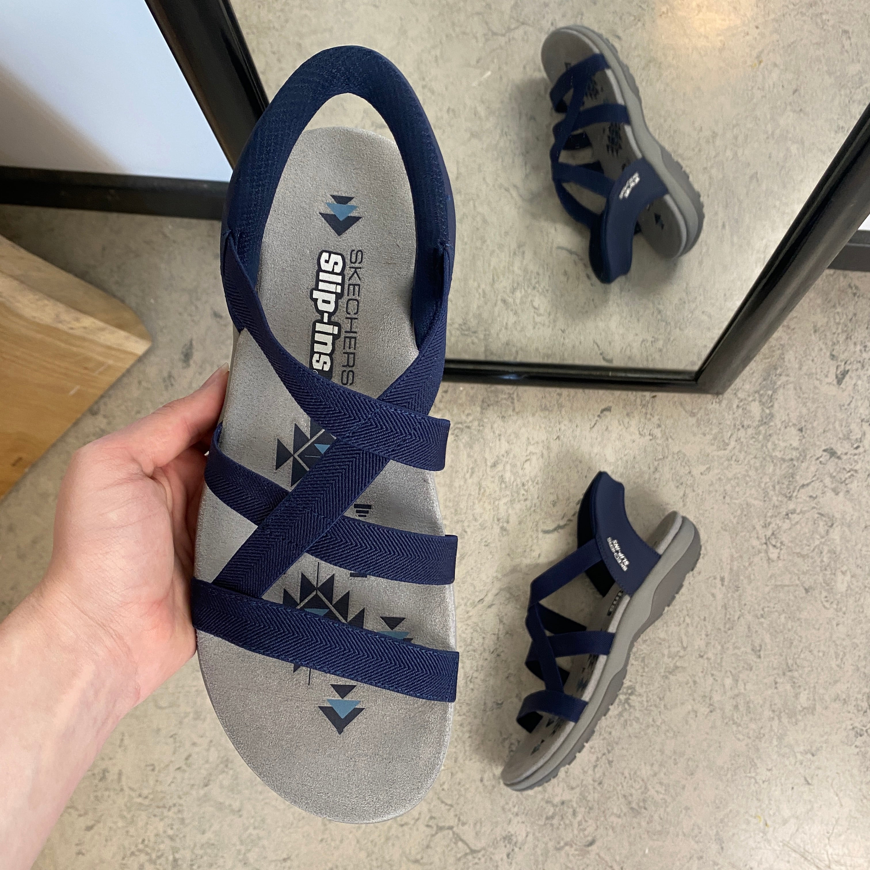 Skechers Slip-ins-sandal i navy – lätt, flexibel och bekväm sandal