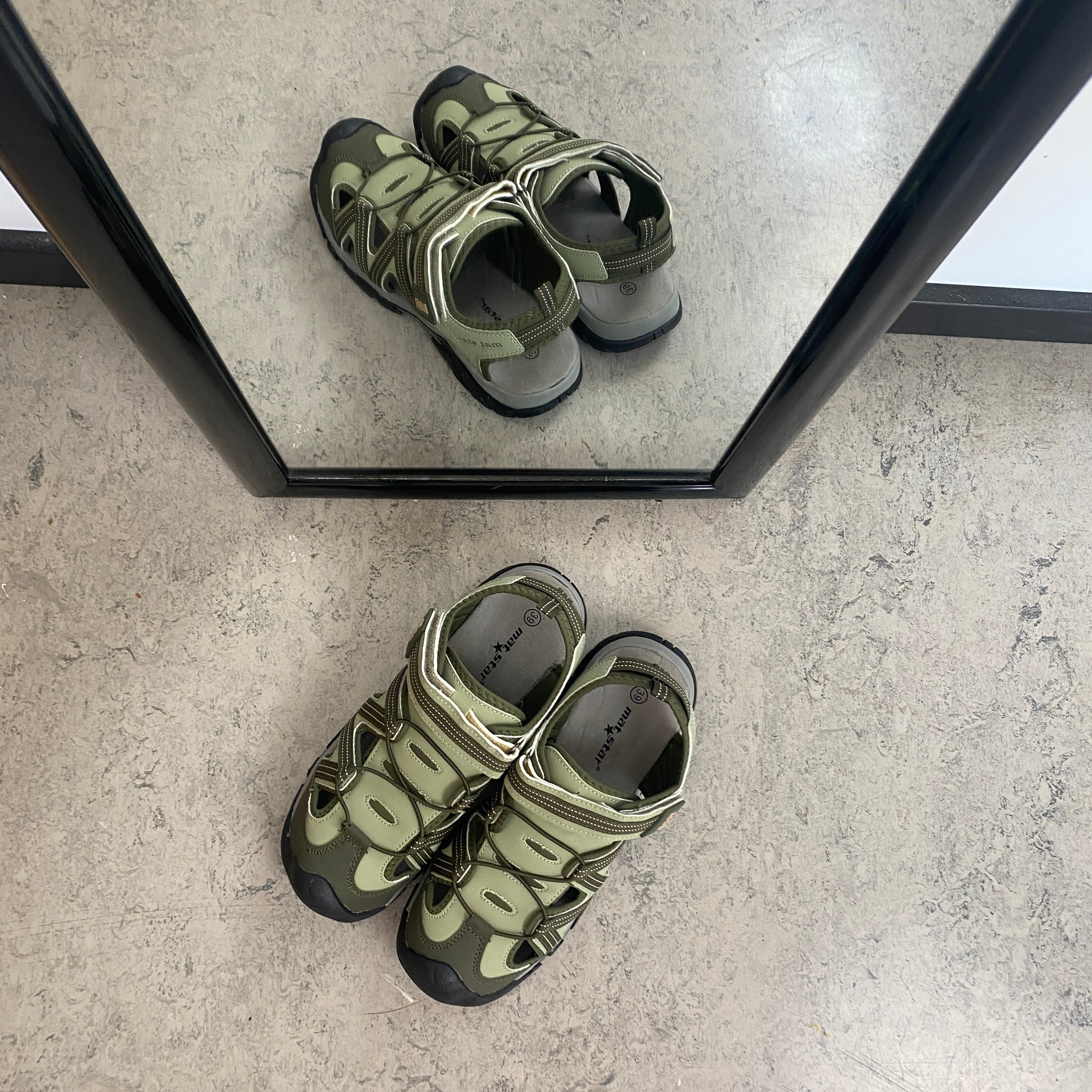 Robust vandringssandal i khaki med bra stöd