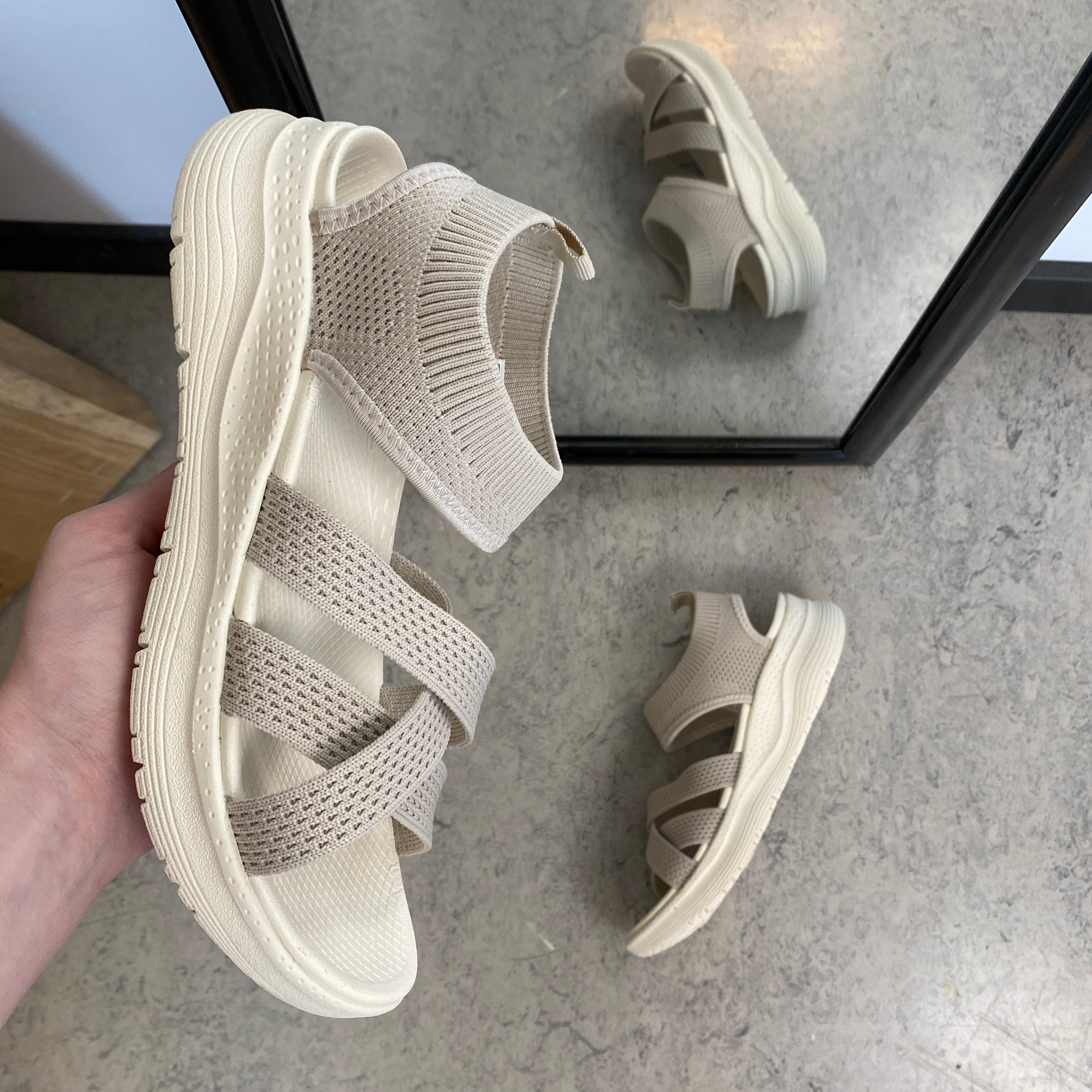 Whistler sandal i beige med elastisk passform och god stötdämpning