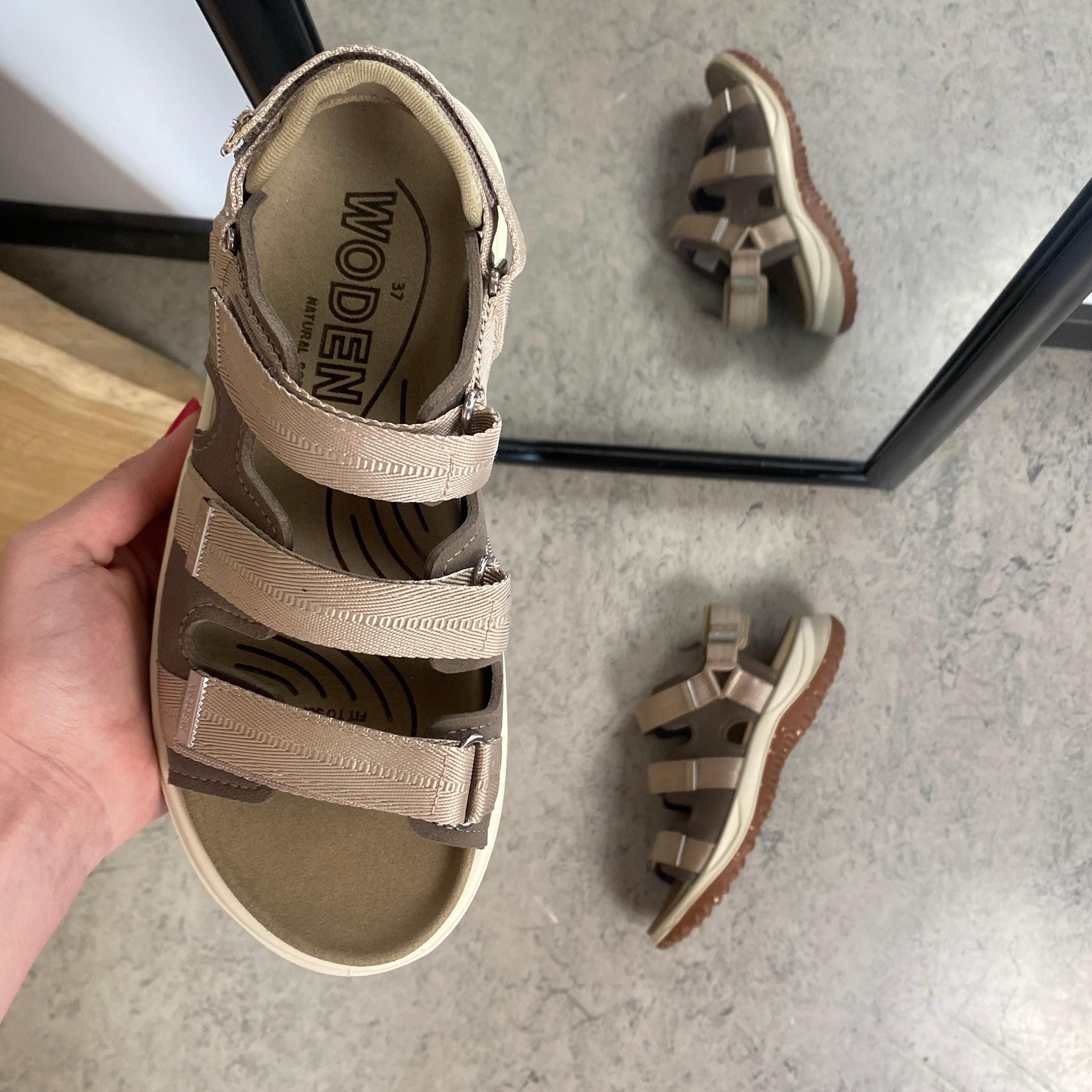 Woden sandal i ljusbrun – komfort och säker passform med hälrem