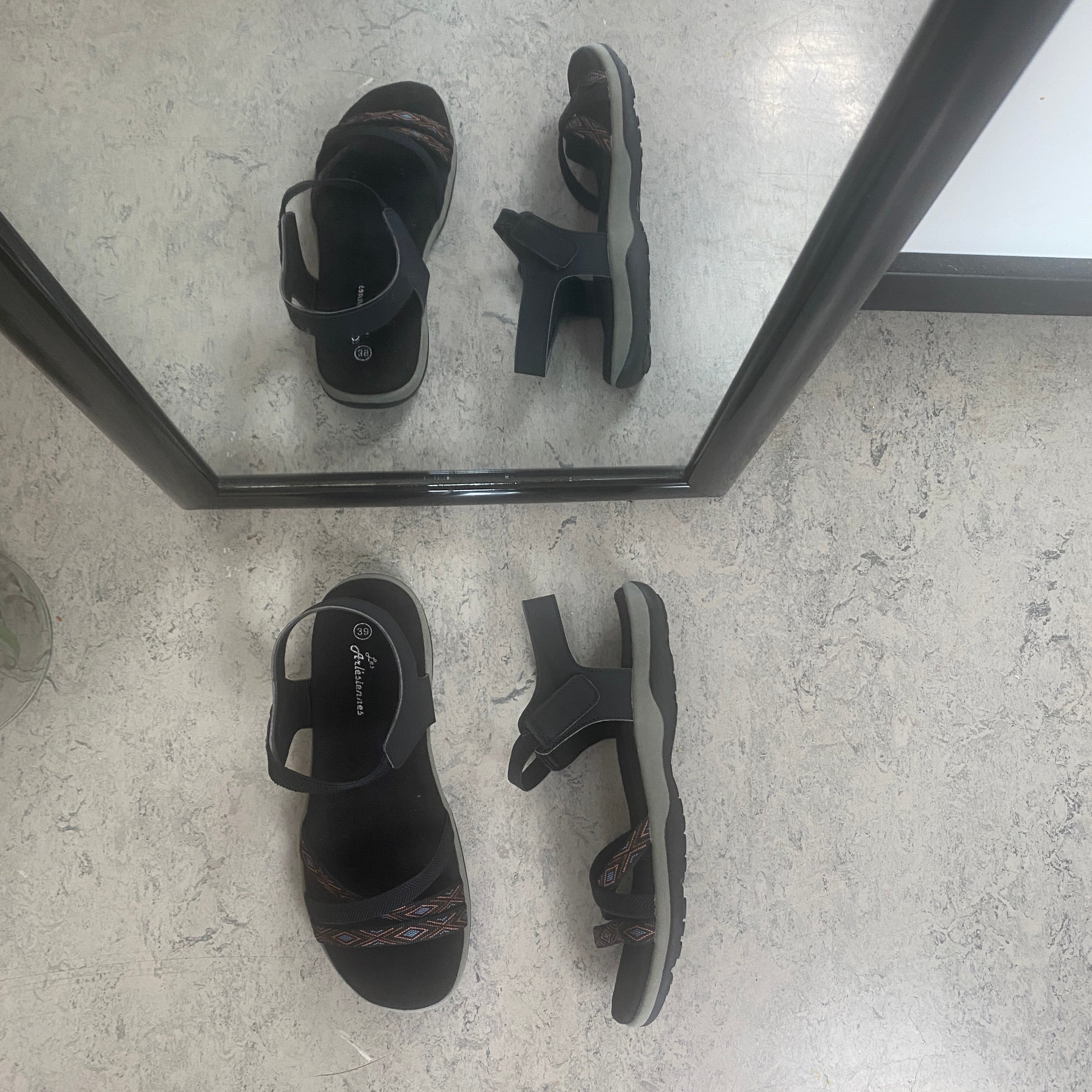 Svart sandal med resårband & kardborre – klassisk & användbar
