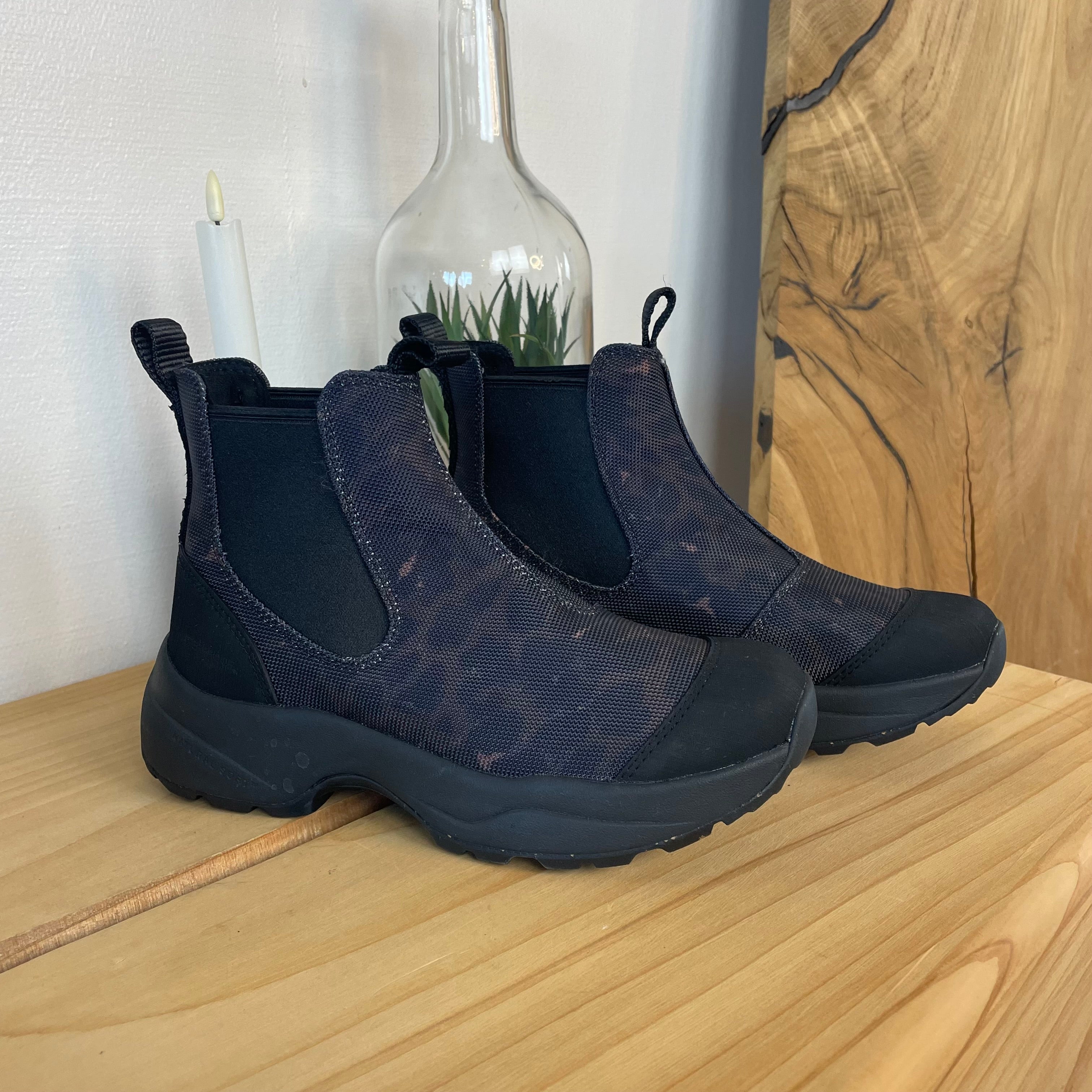 Woden Siri Leo – mörk leopard gummistövel med valvstöd och skokomfort