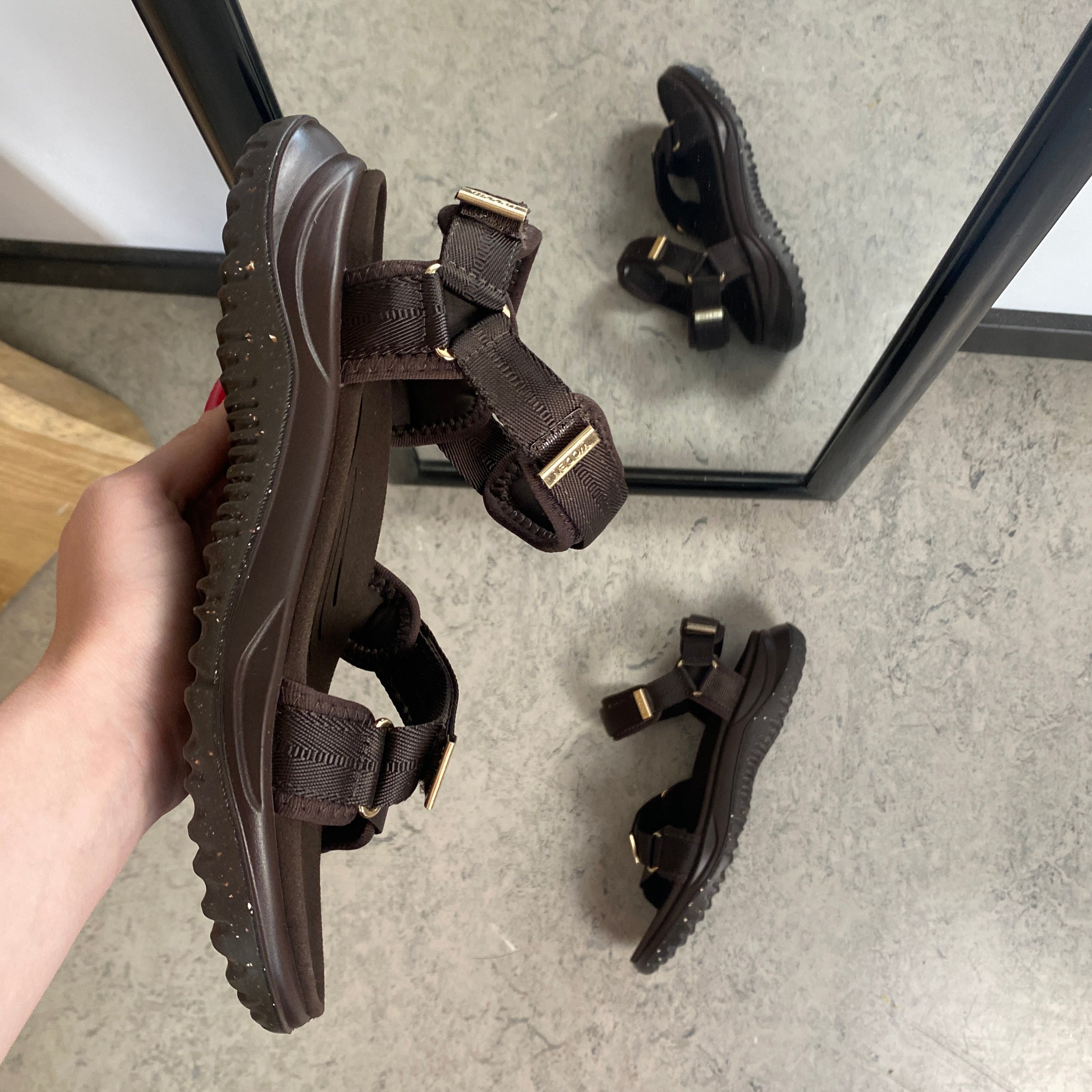 Mörkbrun Woden Solvej sandal – lätt komfort, hålfotsstöd & justerbar passform