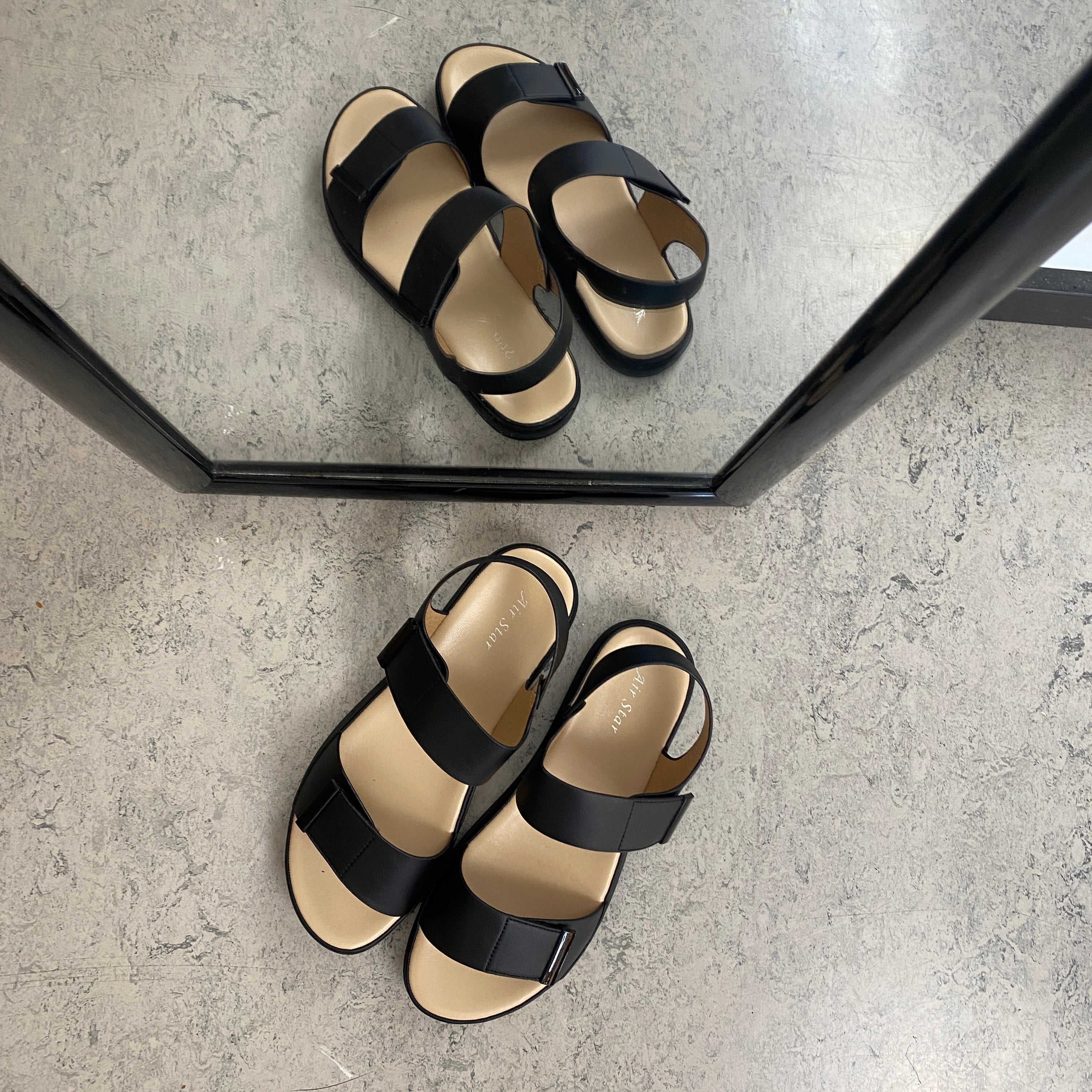 Svart sandal med justerbara remmar & mjuk komfortsula