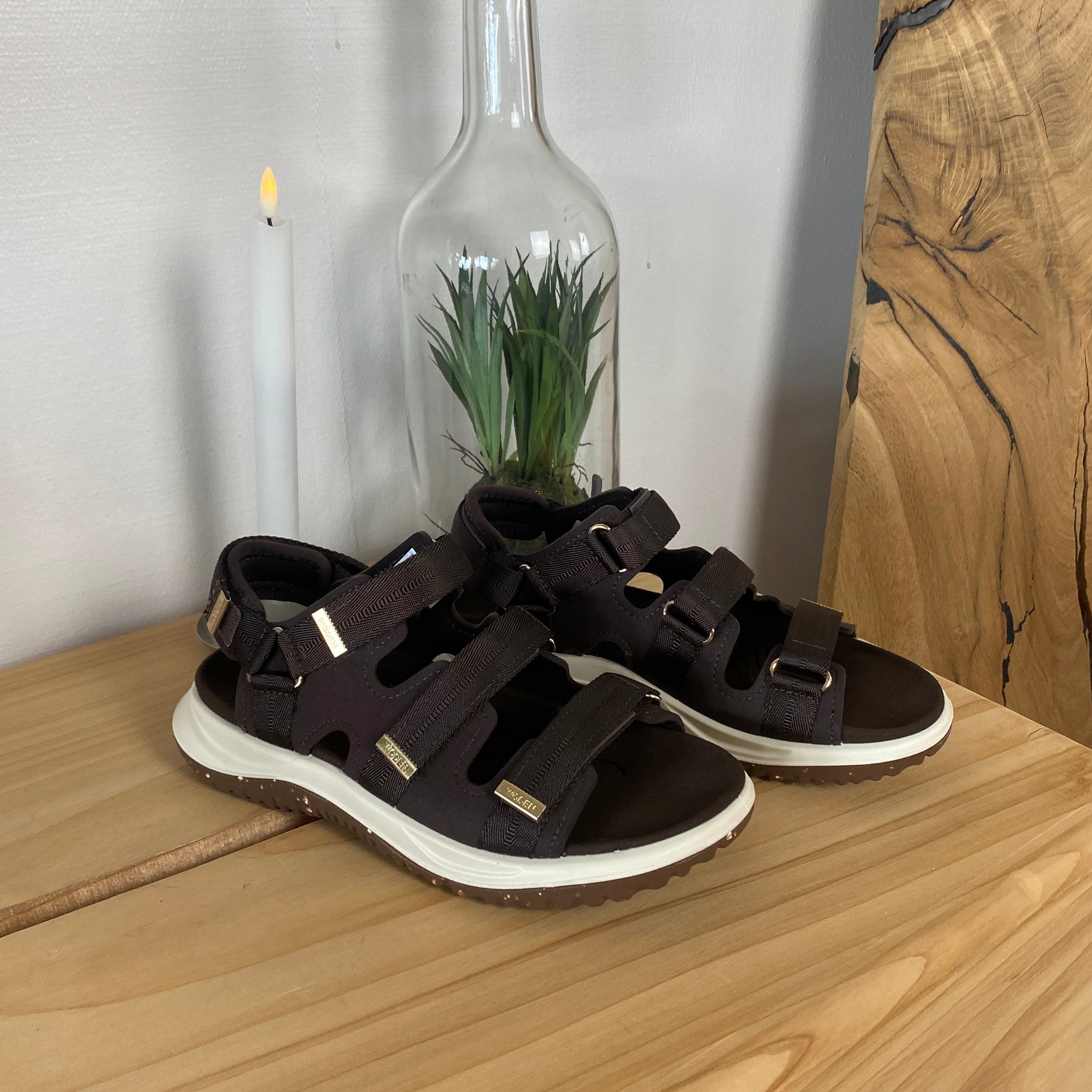 Woden sandal i mörkbrun – stabil komfort & justerbar passform med hälrem