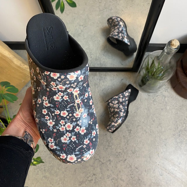 Sanita toffelträskor med svartvitt blommönster