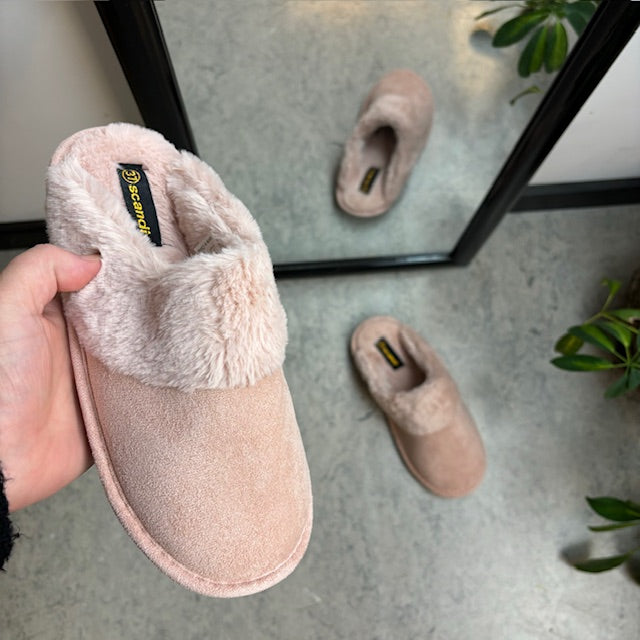 Rosa tofflor med synlig pälskant