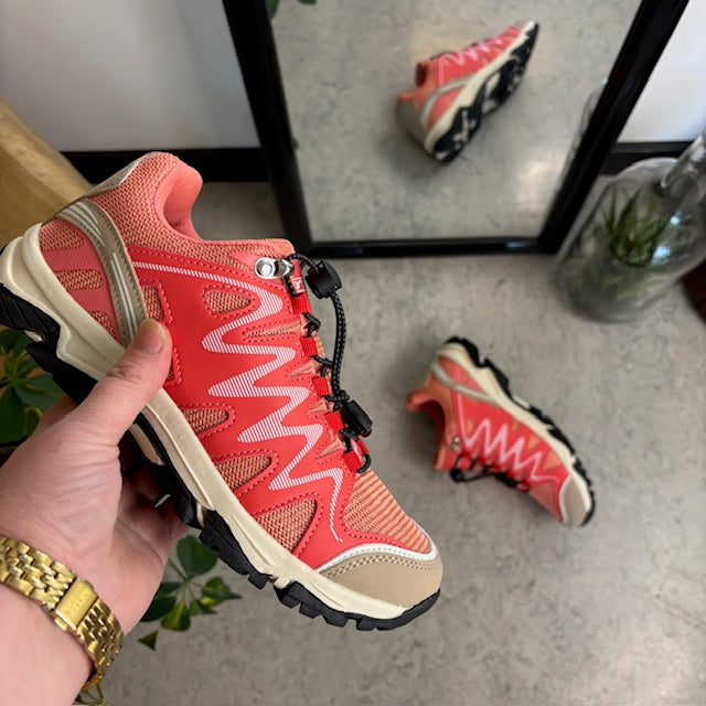Flexibla laxrosa sneakers med elastisk snörning