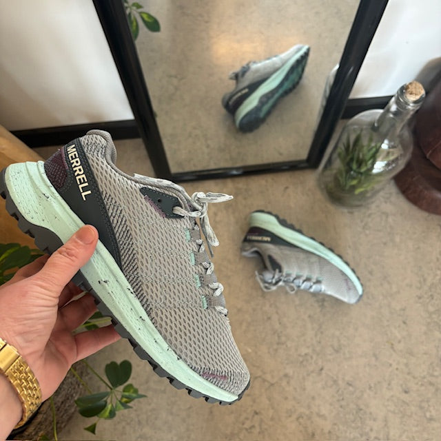 Merrell-skor med stickad ovandel och hålfotsstöd