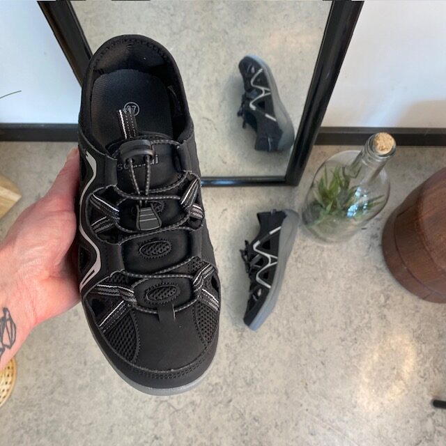 Stängd trekkingsandal i svart – Komfort och funktion i en diskret stil